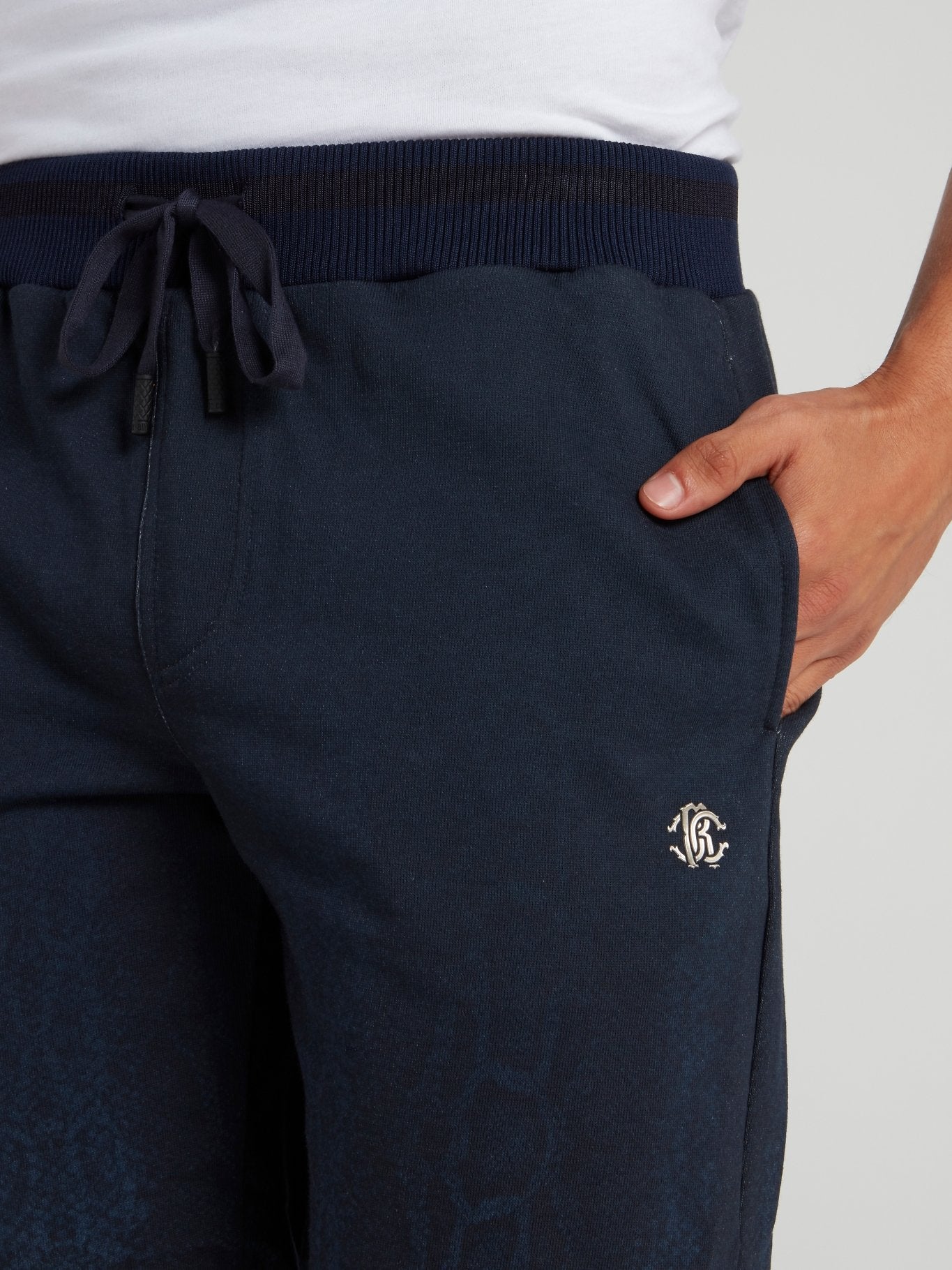 Темно-синие шорты с выцветшим эффектом и змеиным принтом