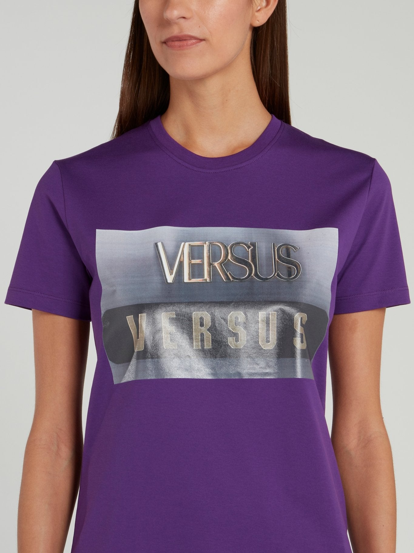 Фиолетовая футболка с круглым вырезом и логотипом