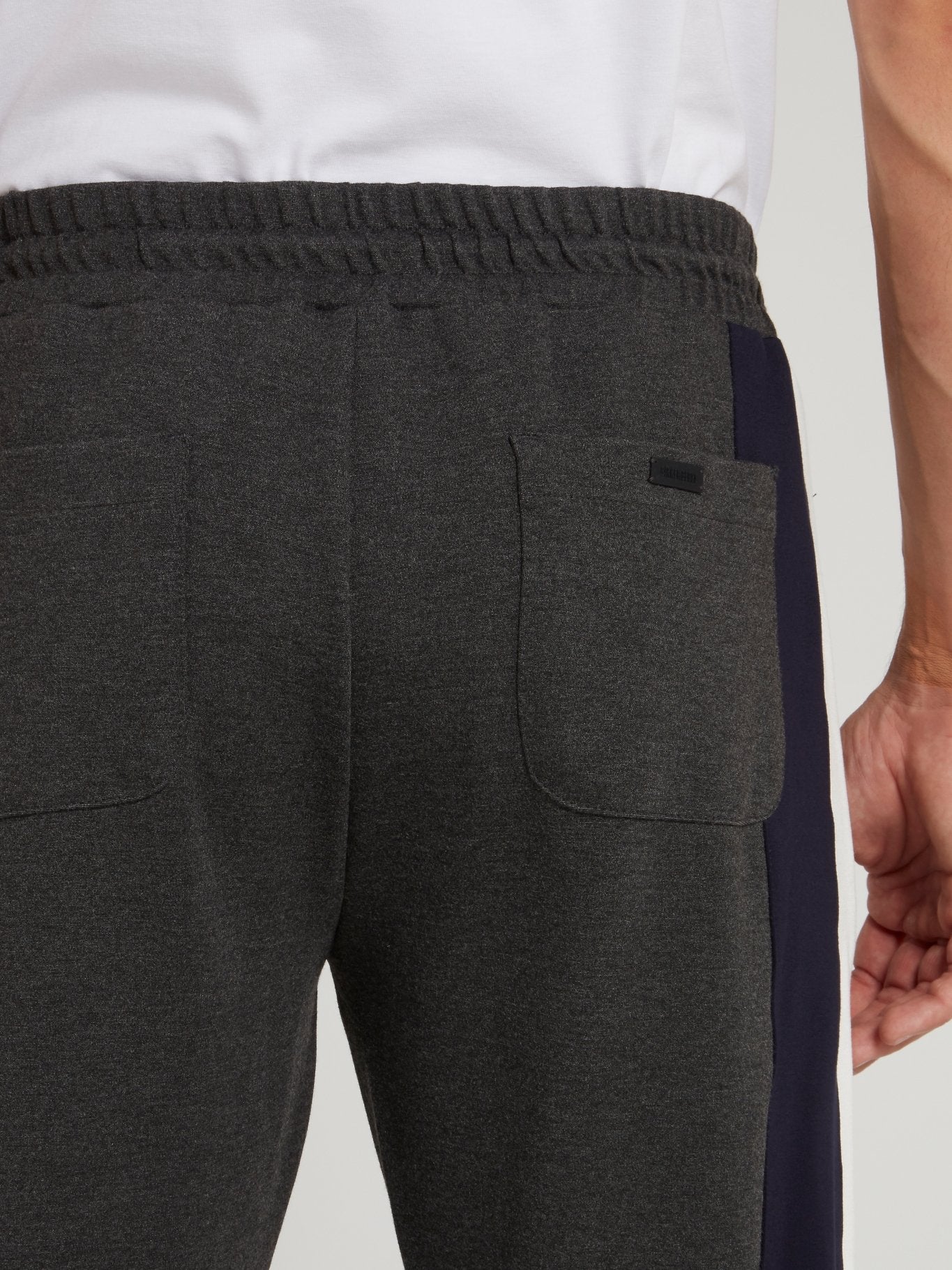 Серые брюки в стиле колор-блок