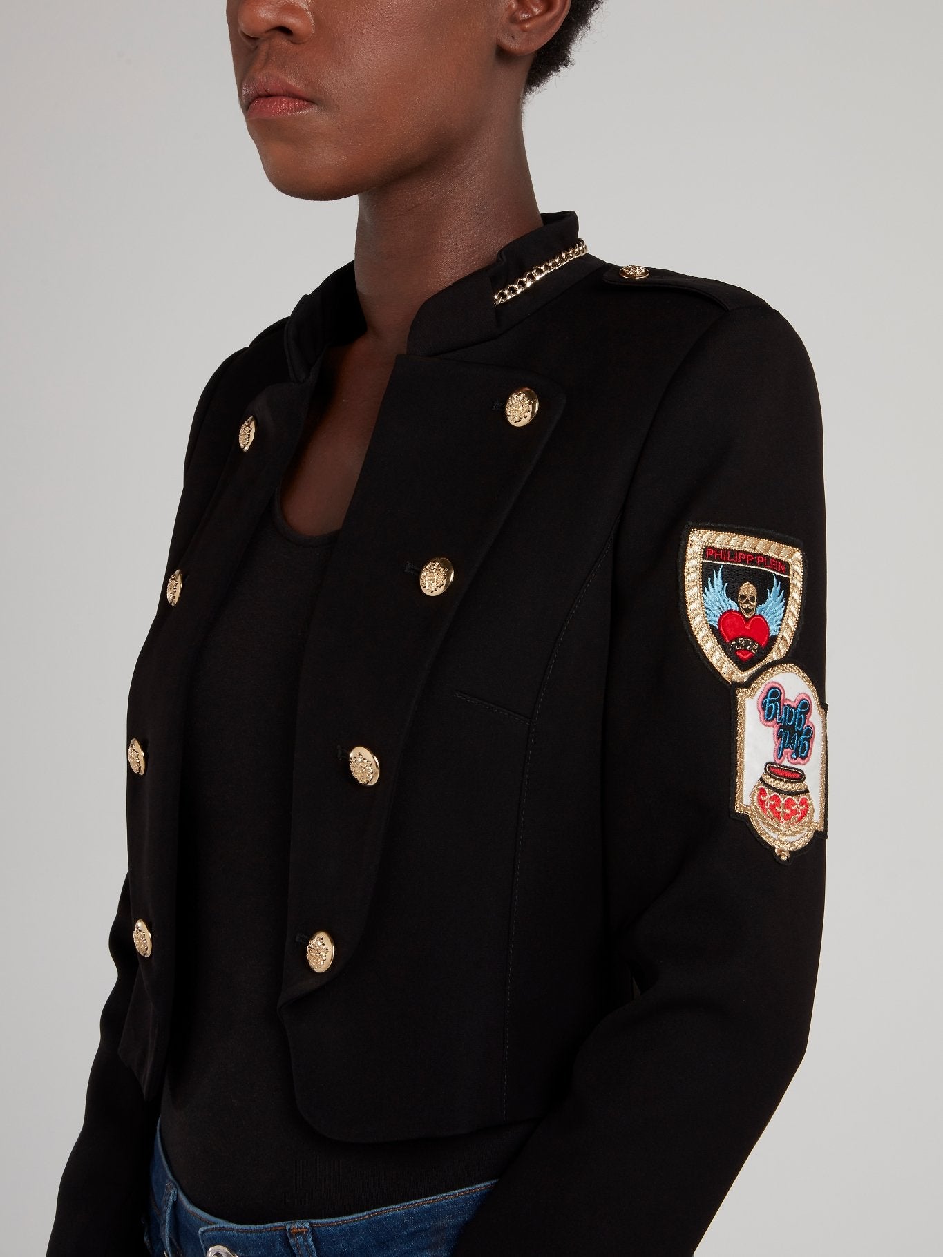 Черный пиджак с пуговицами и аппликацией
