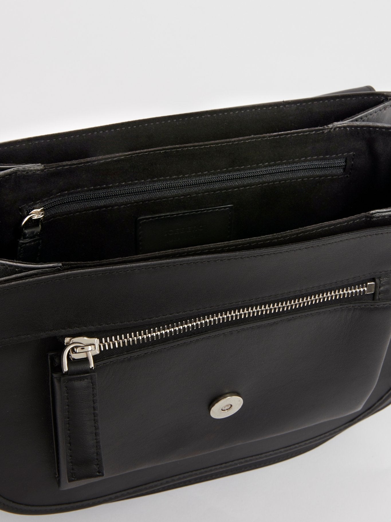 Черная сумка на плечо с люверсами