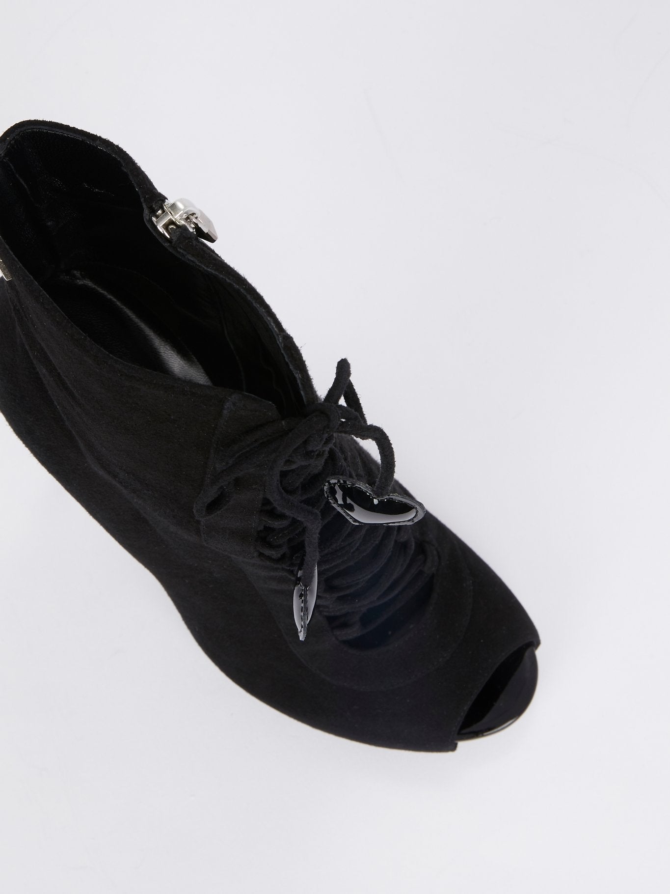 Черные замшевые ботильоны на шнуровке