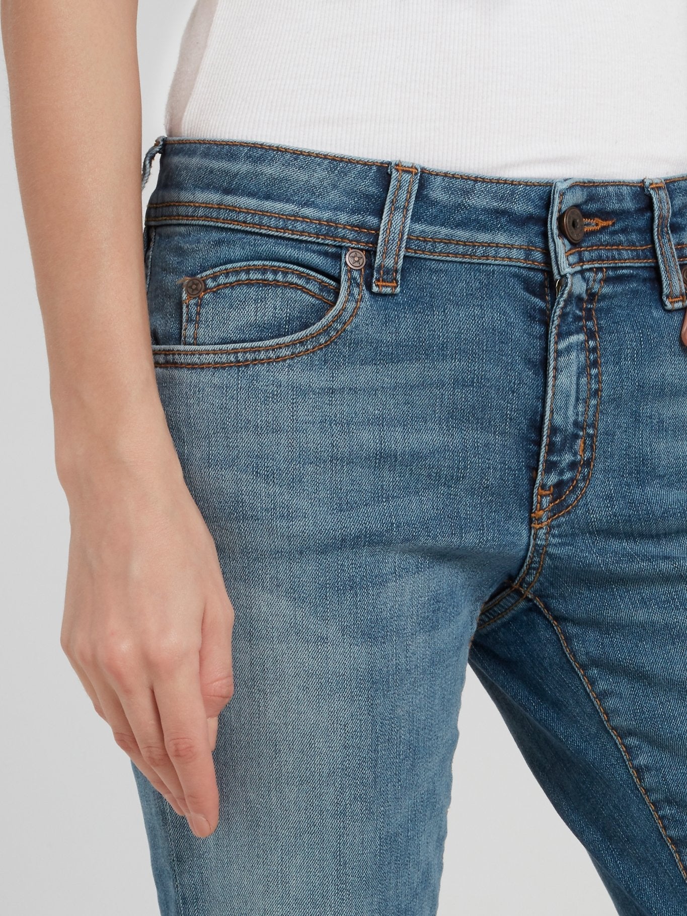 Синие прямые джинсы