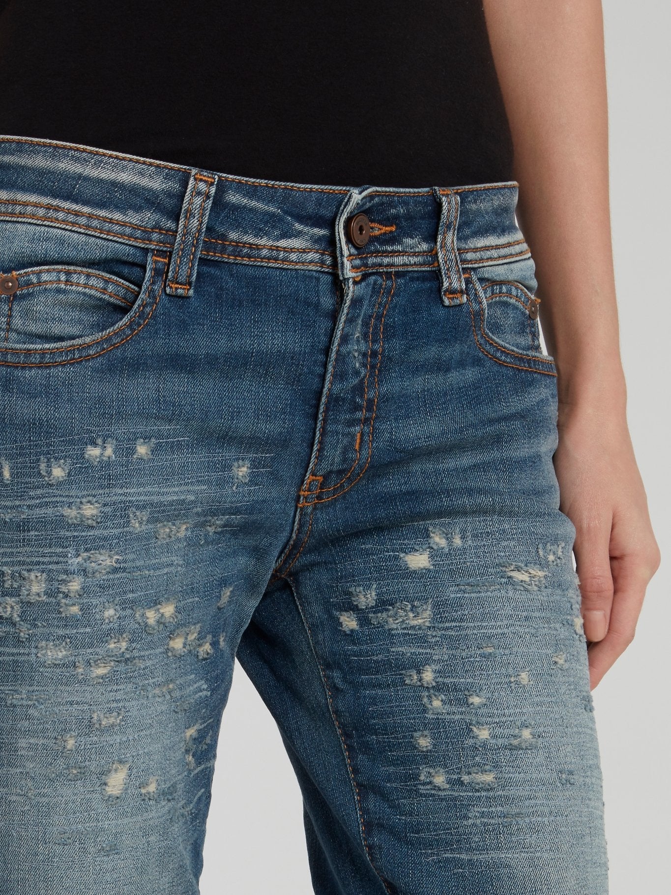 Темно-синие джинсы с рваной отделкой