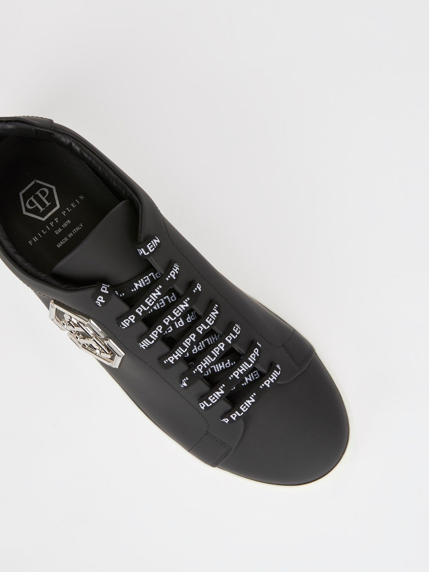 Кожаные кроссовки с логотипом на резиновой подошве