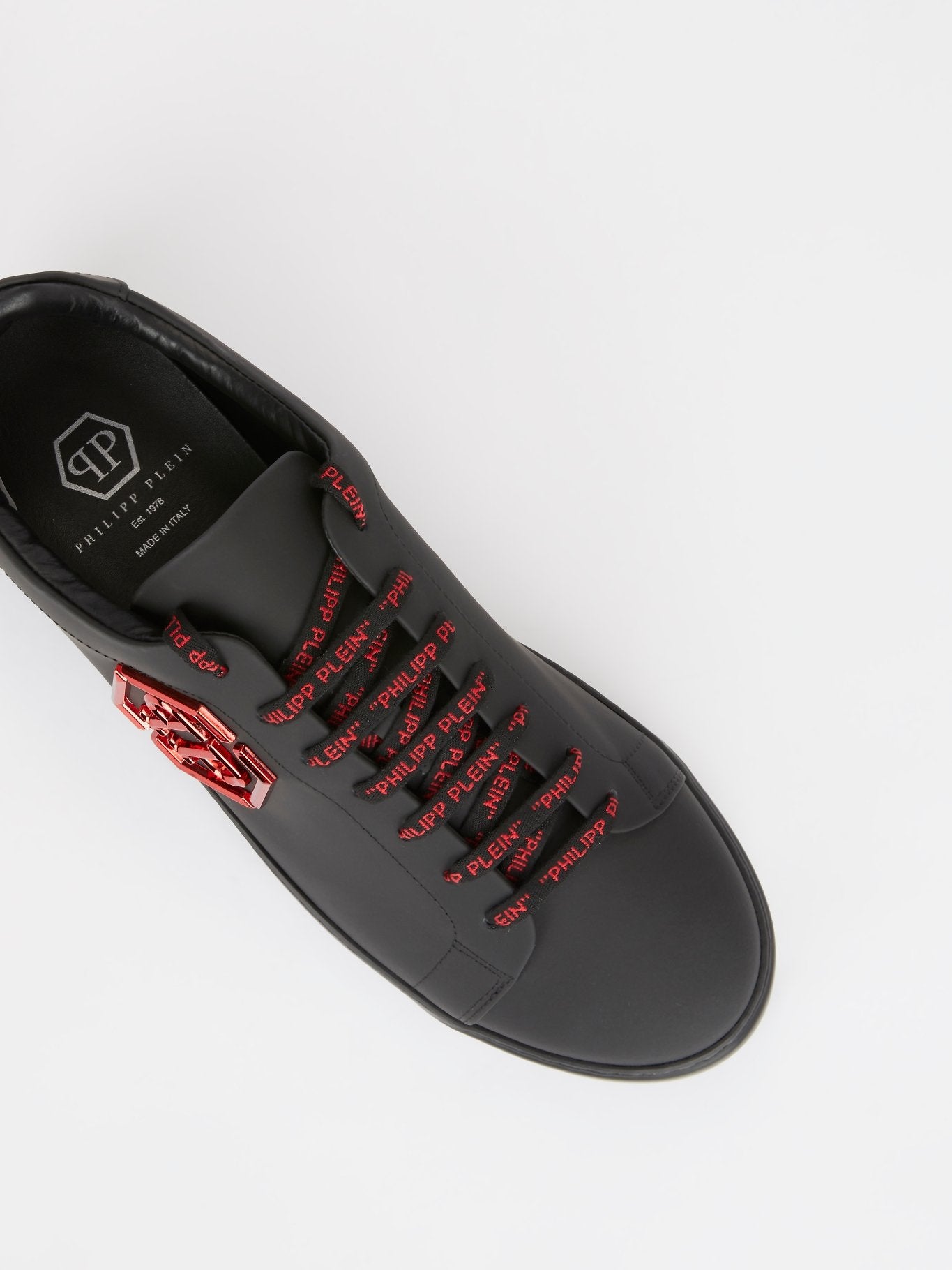 Черные низкие кроссовки с красным логотипом