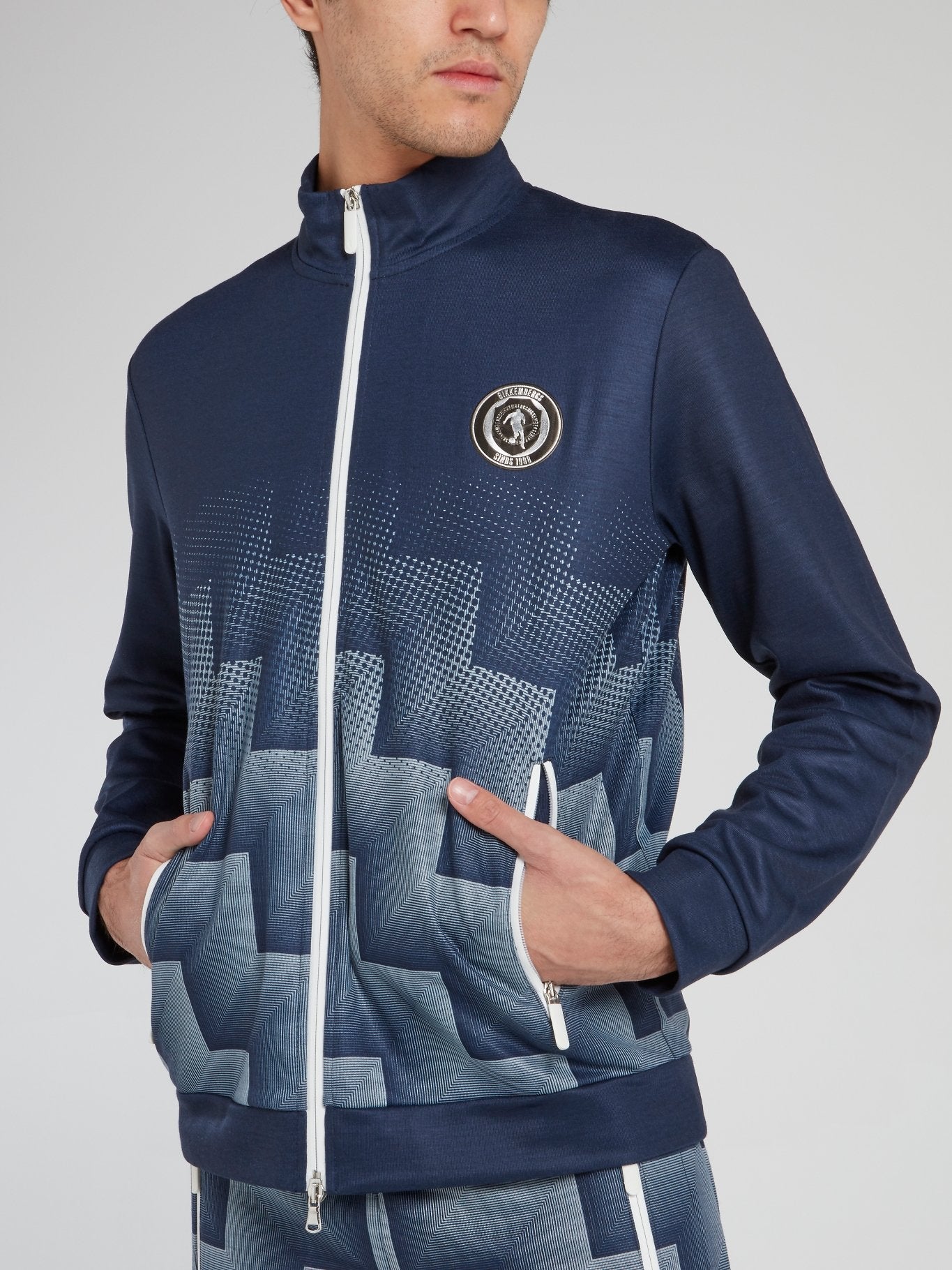 Темно-синяя куртка с высоким воротником и логотипом