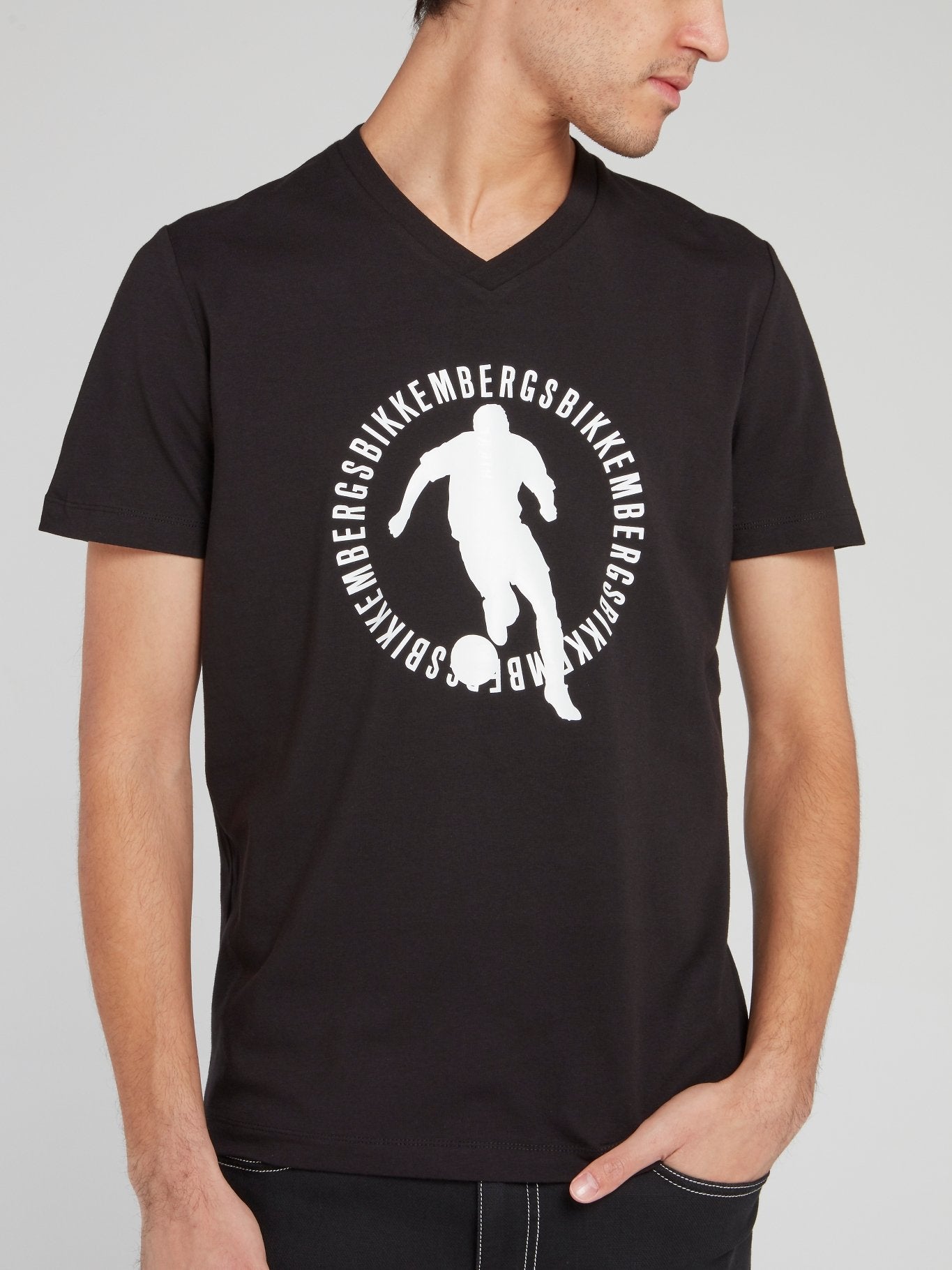 Черная футболка с V-образным вырезом и рисунком Sport