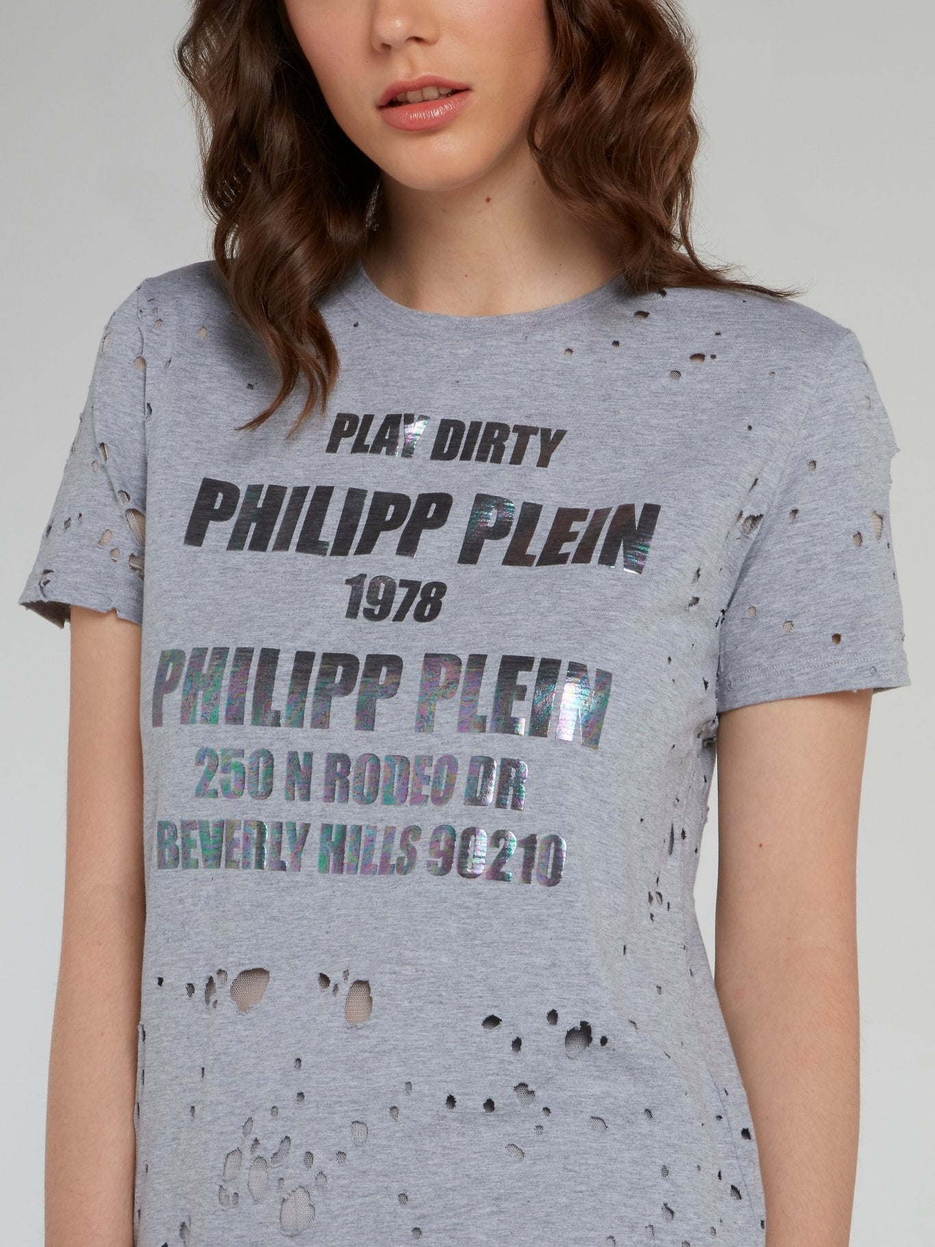 Серая футболка с рваной отделкой и надписью