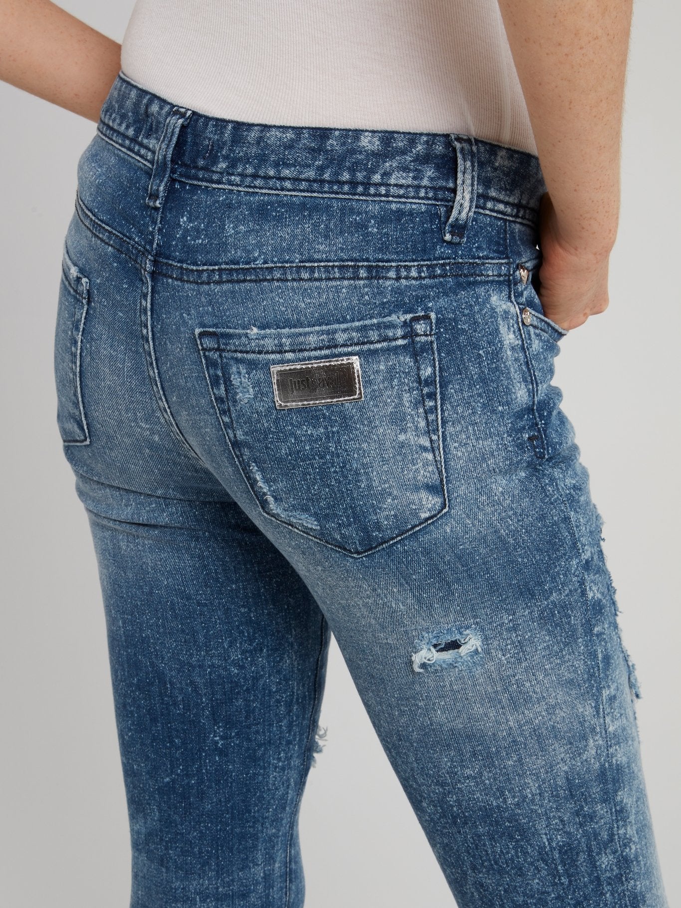 Синие джинсы с рваной отделкой