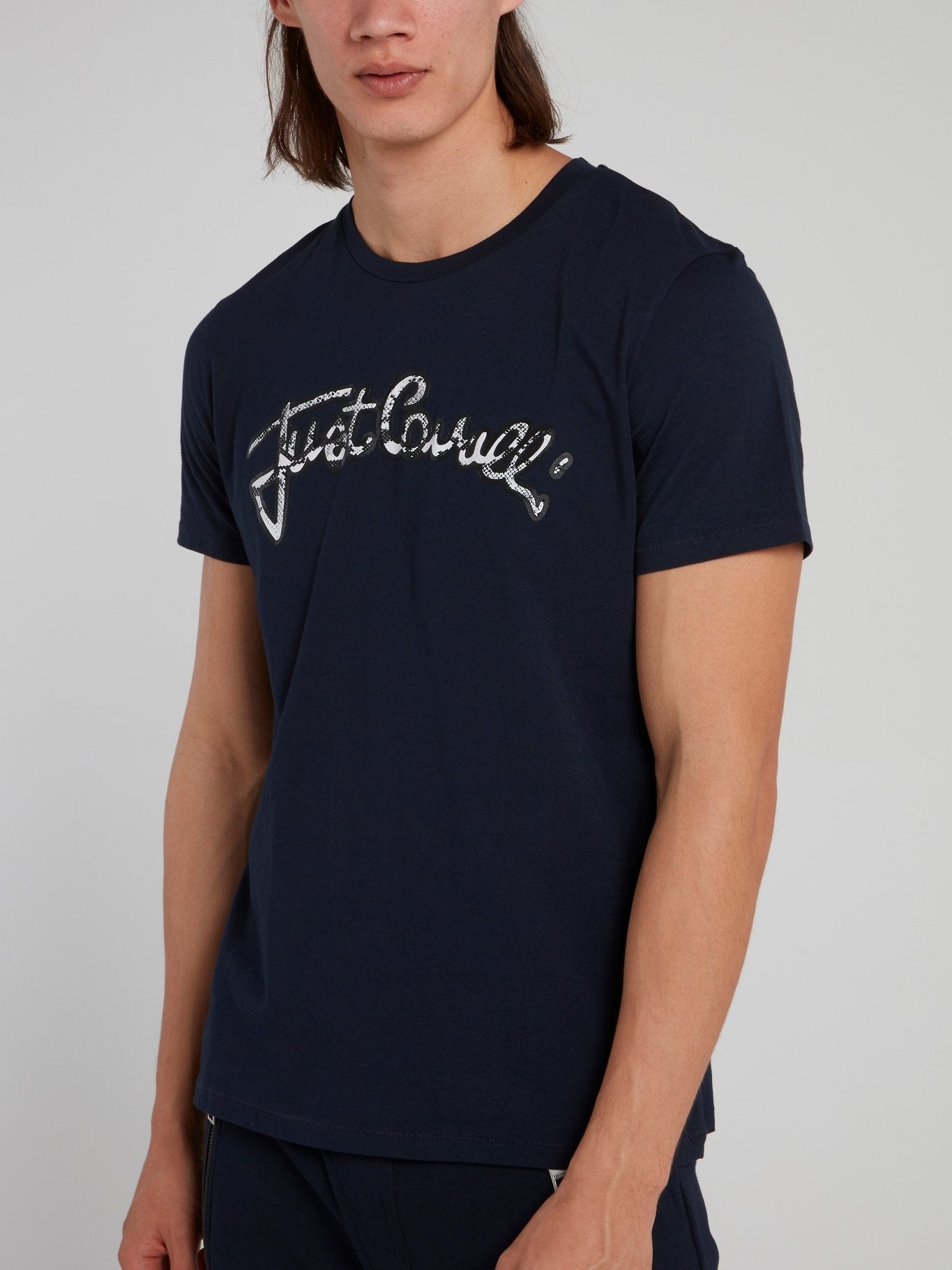 Темно-синяя футболка с логотипом с эффектом змеиной кожи