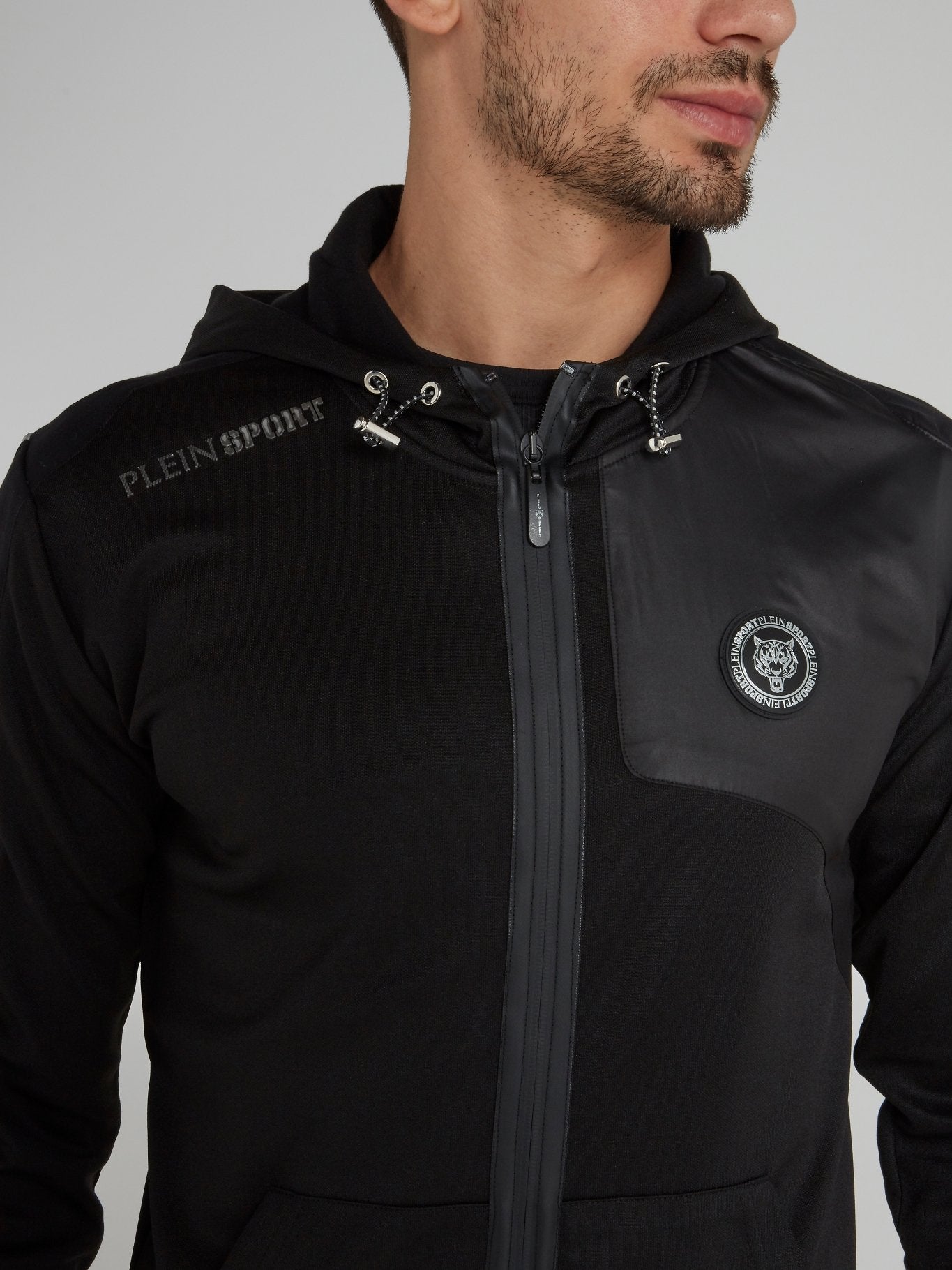 Черная спортивная куртка с капюшоном