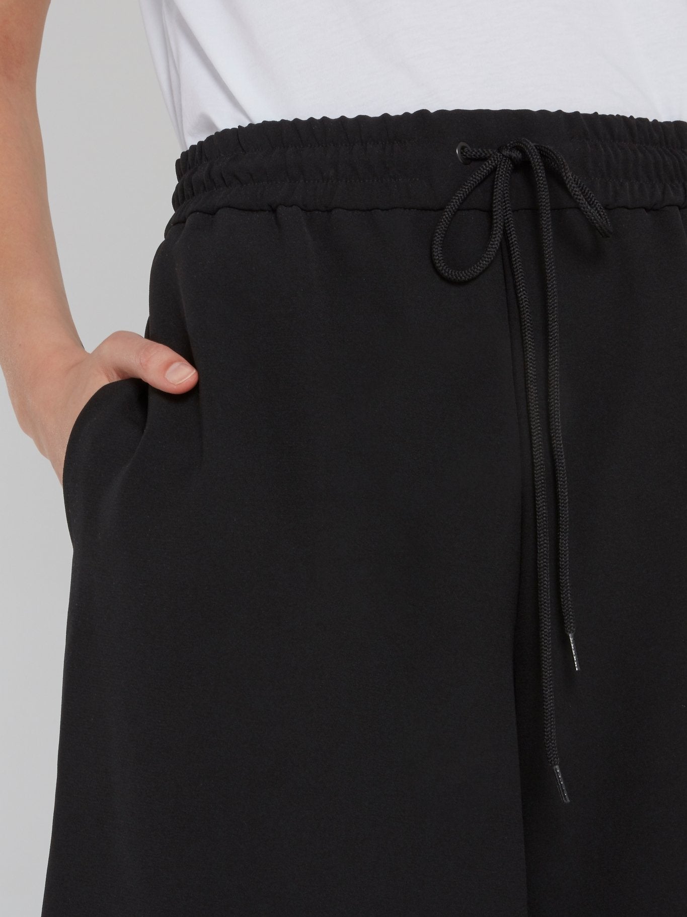 Черные шорты с лампасами и логотипом