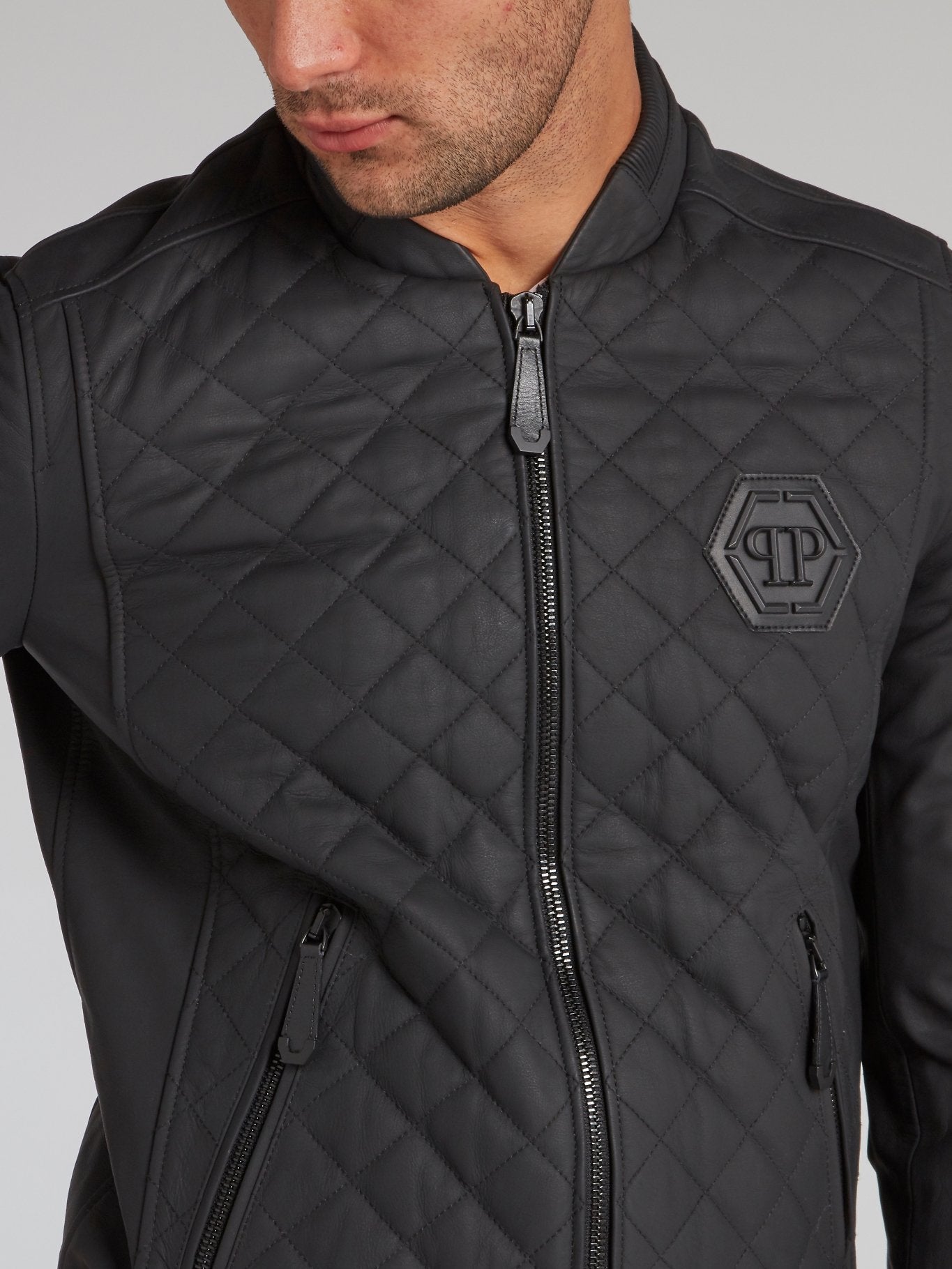 Черная стеганая куртка с изображением черепа и стразами