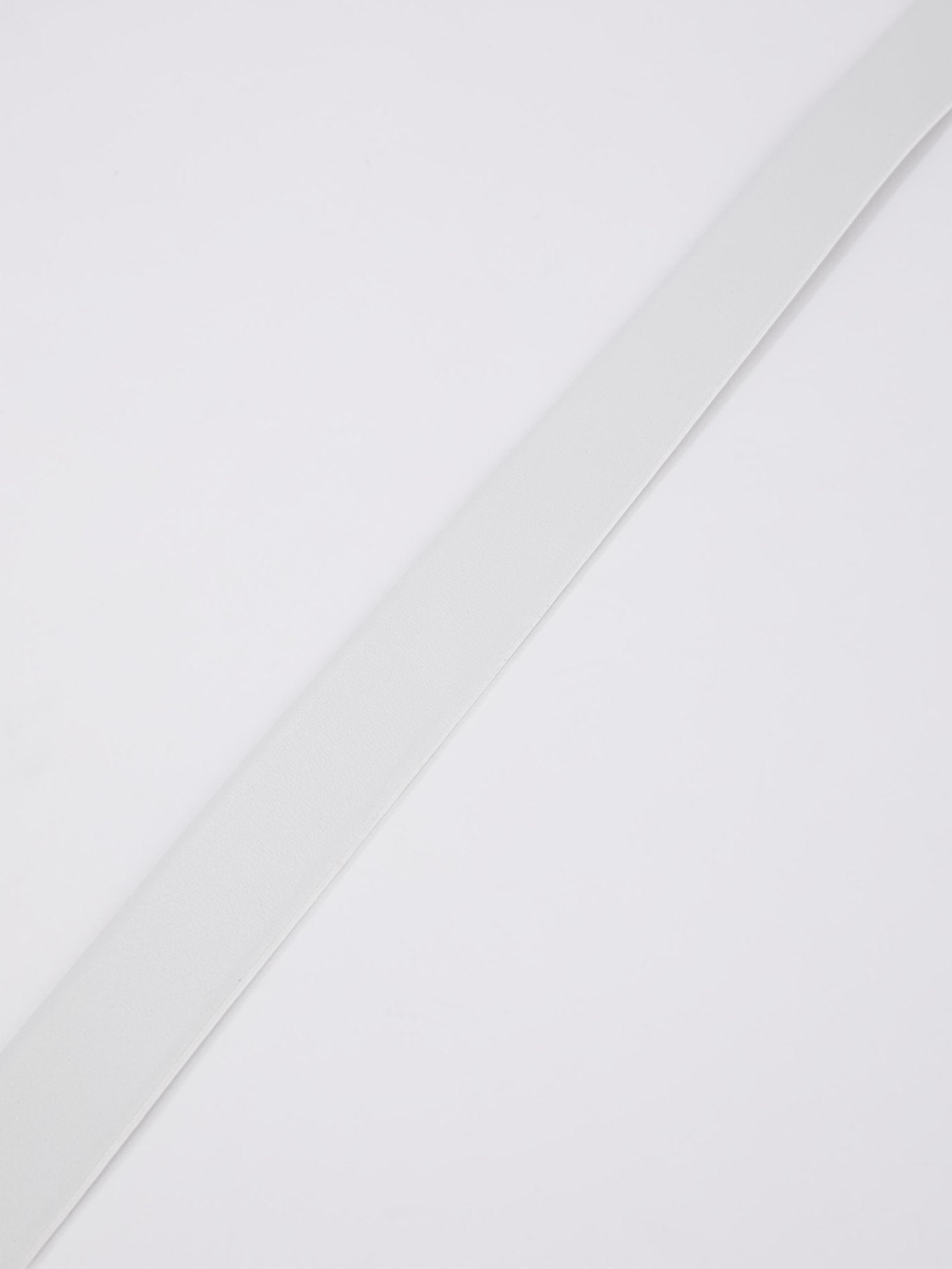 Белый кожаный ремень с логотипом на пряжке