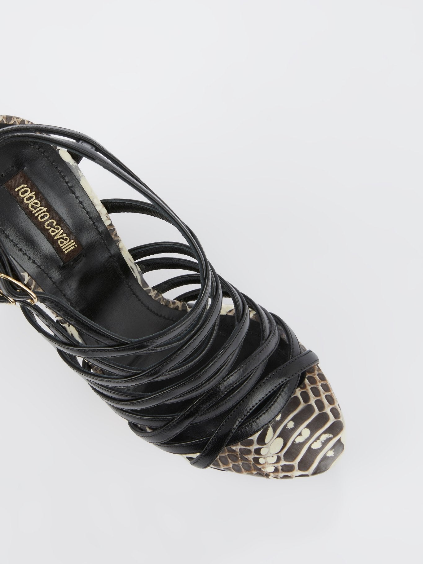 Босоножки на танкетке с эффектом змеиной кожи