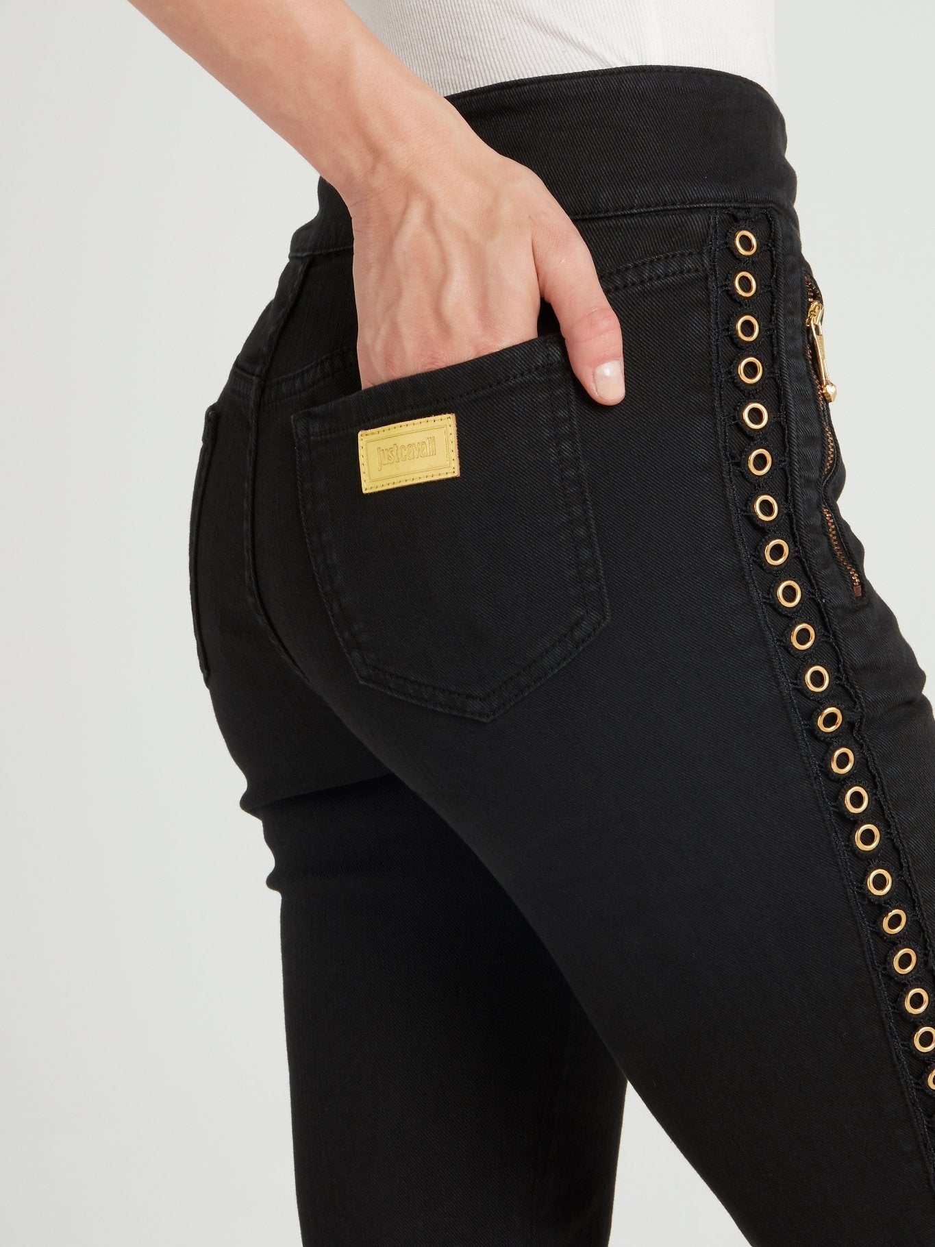 Черные джинсы скинни с люверсами