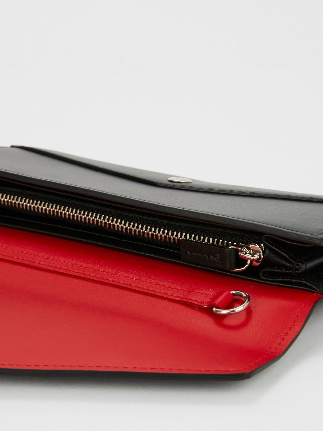 Черный кожаный кошелек