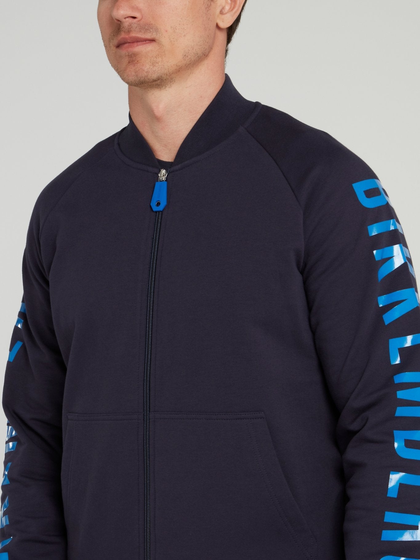 Темно-синяя куртка с логотипом на рукавах