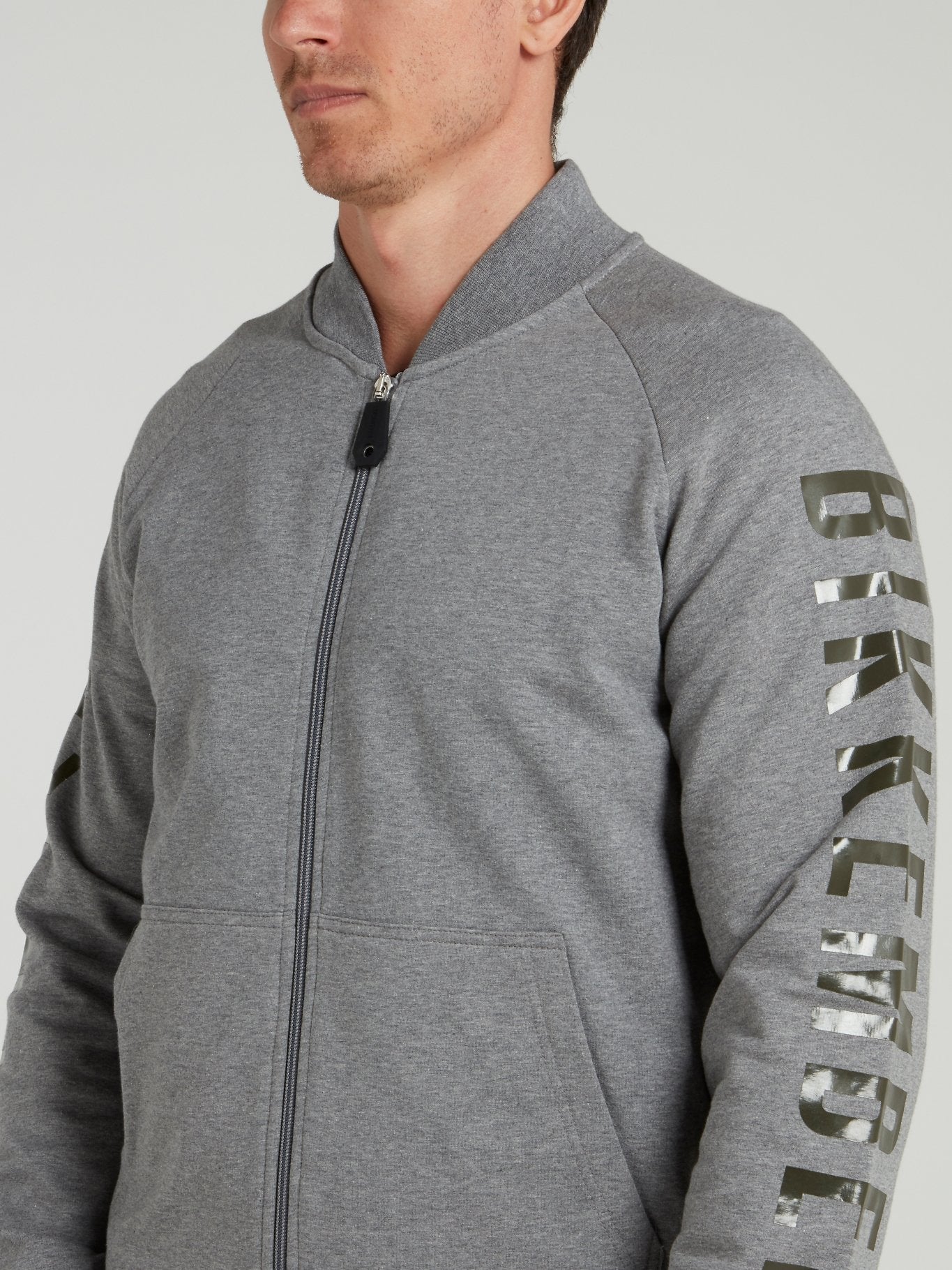 Серая трикотажная куртка с логотипом на рукавах