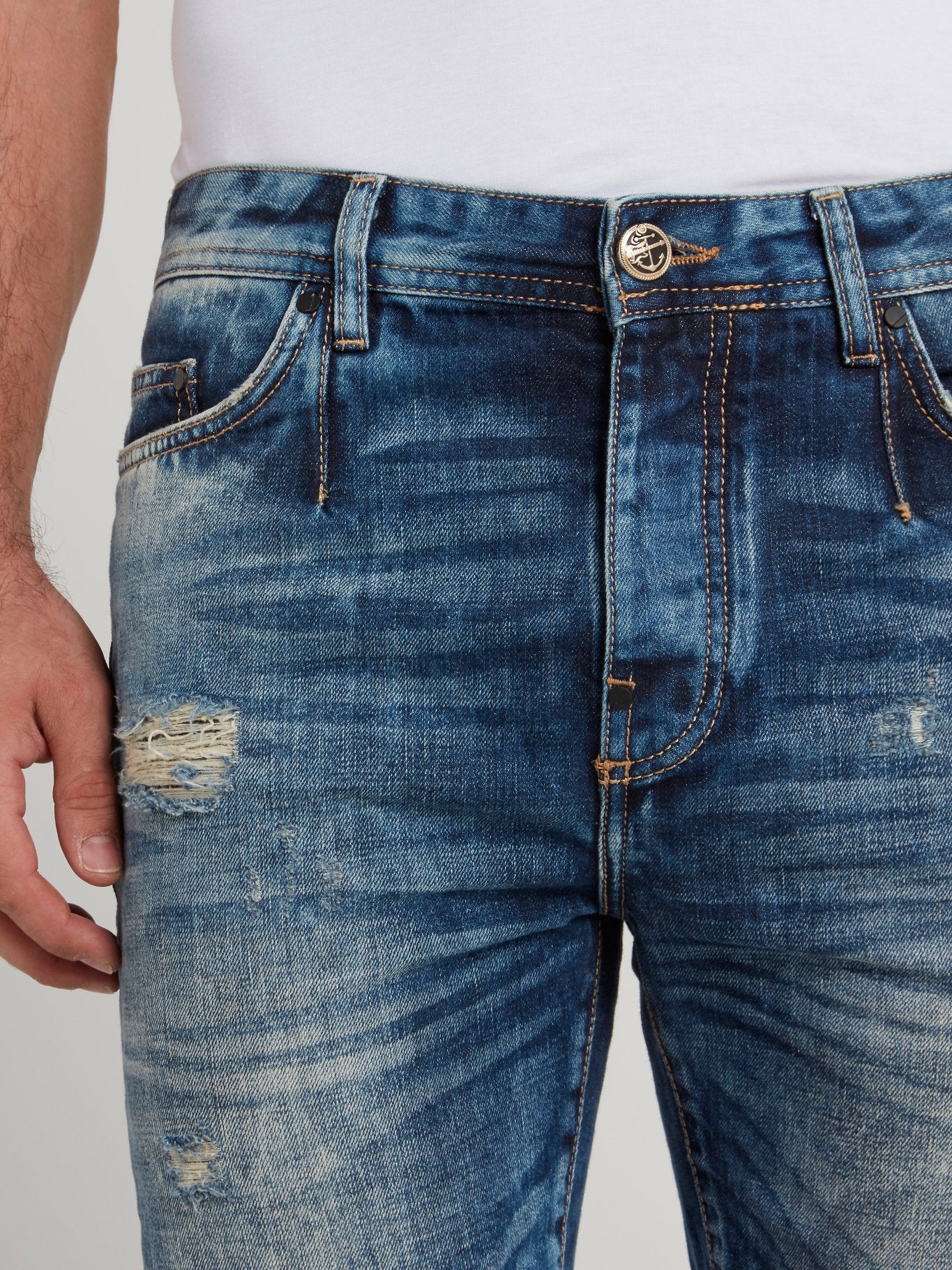 Синие джинсовые шорты с рваной отделкой