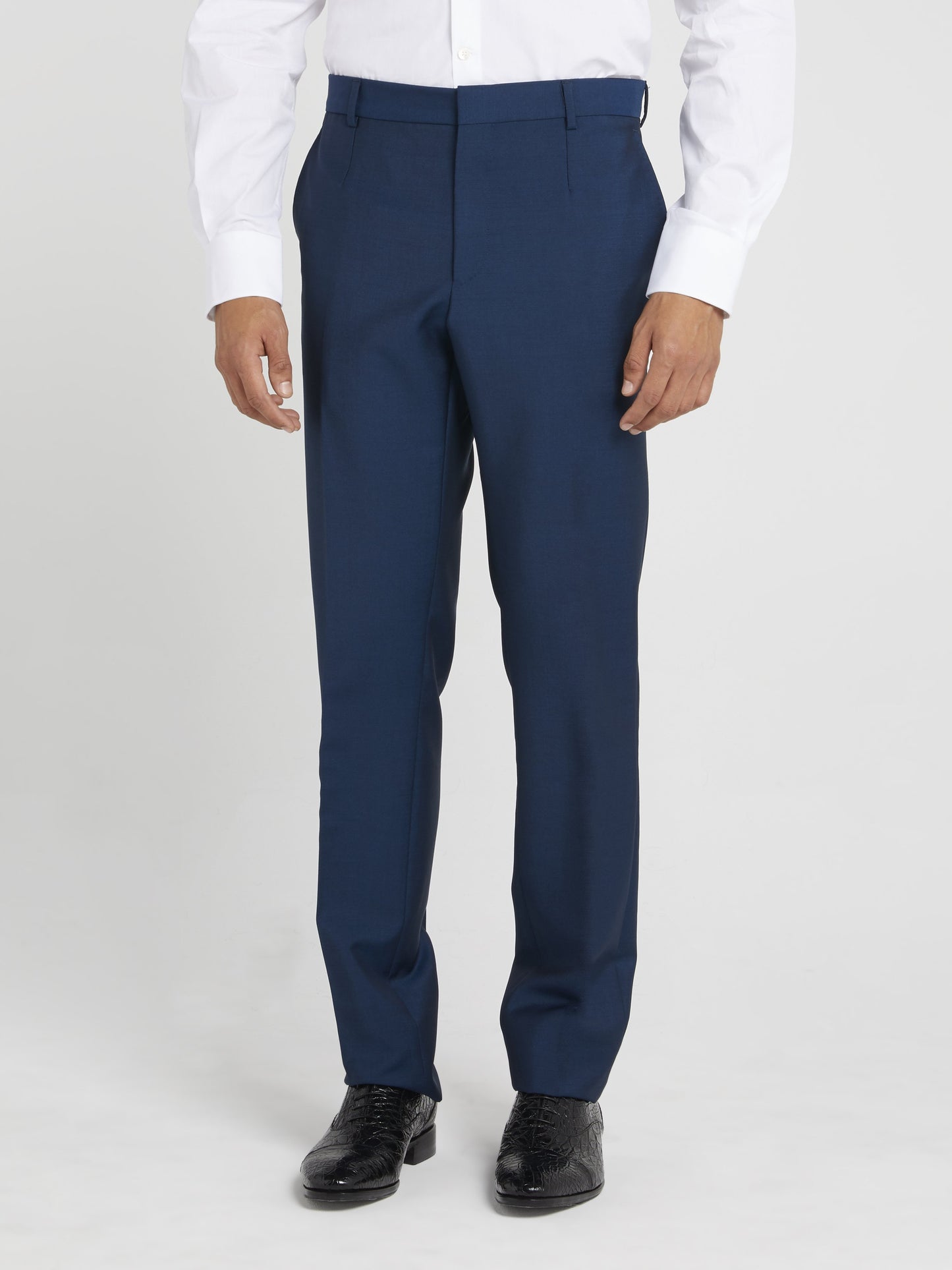 Темно-синий классический строгий костюм