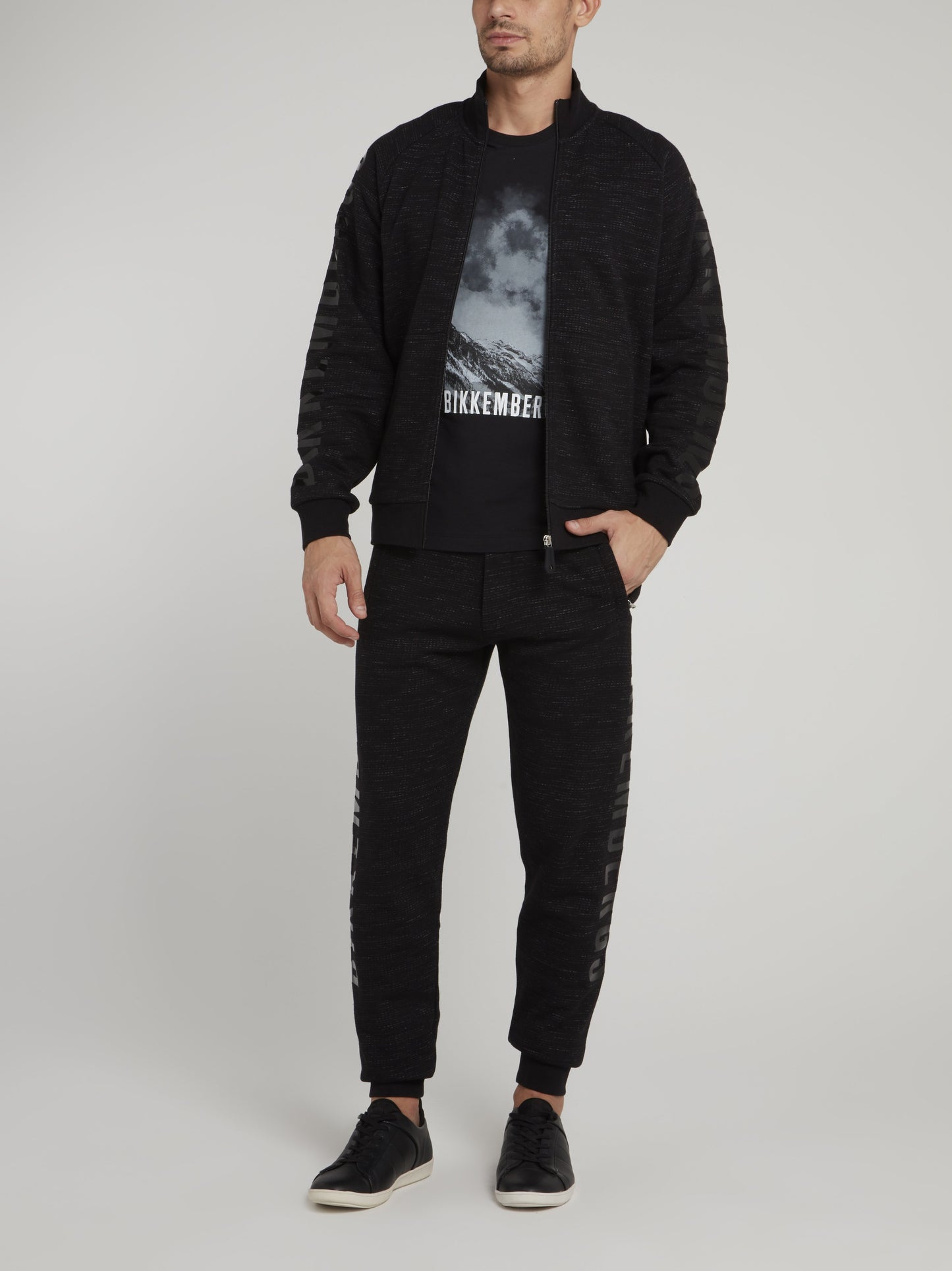 Черный спортивный костюм с логотипом