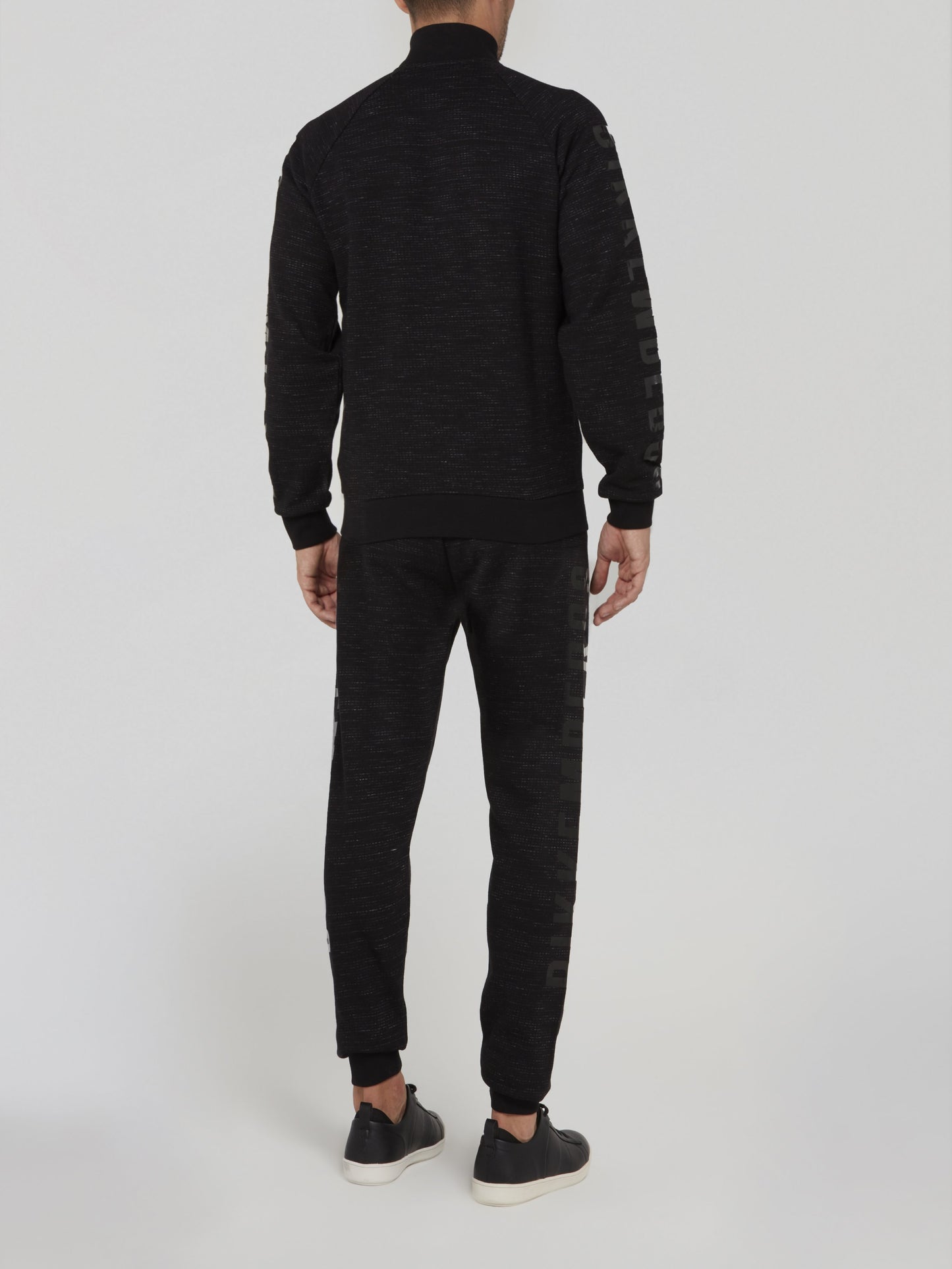 Черный спортивный костюм с логотипом