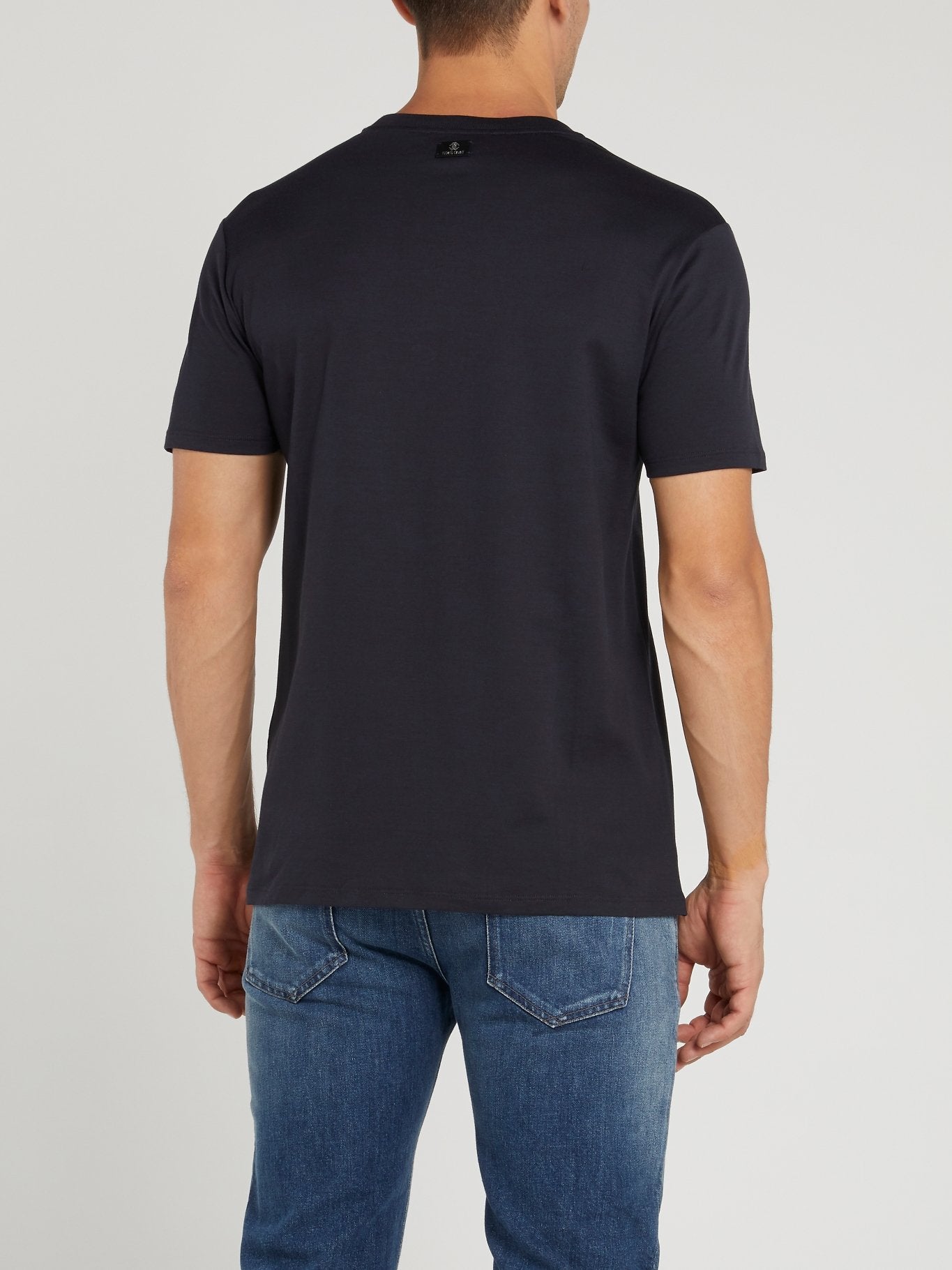 Темно-синяя футболка с барочным принтом и логотипом