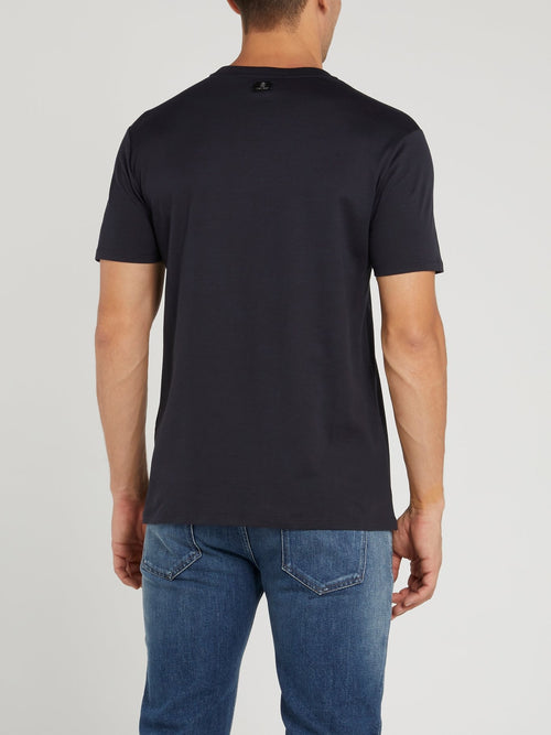 Темно-синяя футболка с барочным принтом и логотипом