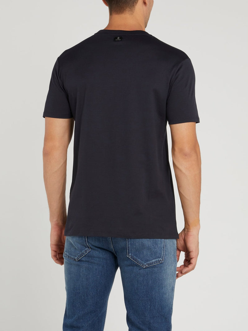 Темно-синяя футболка с барочным принтом и логотипом