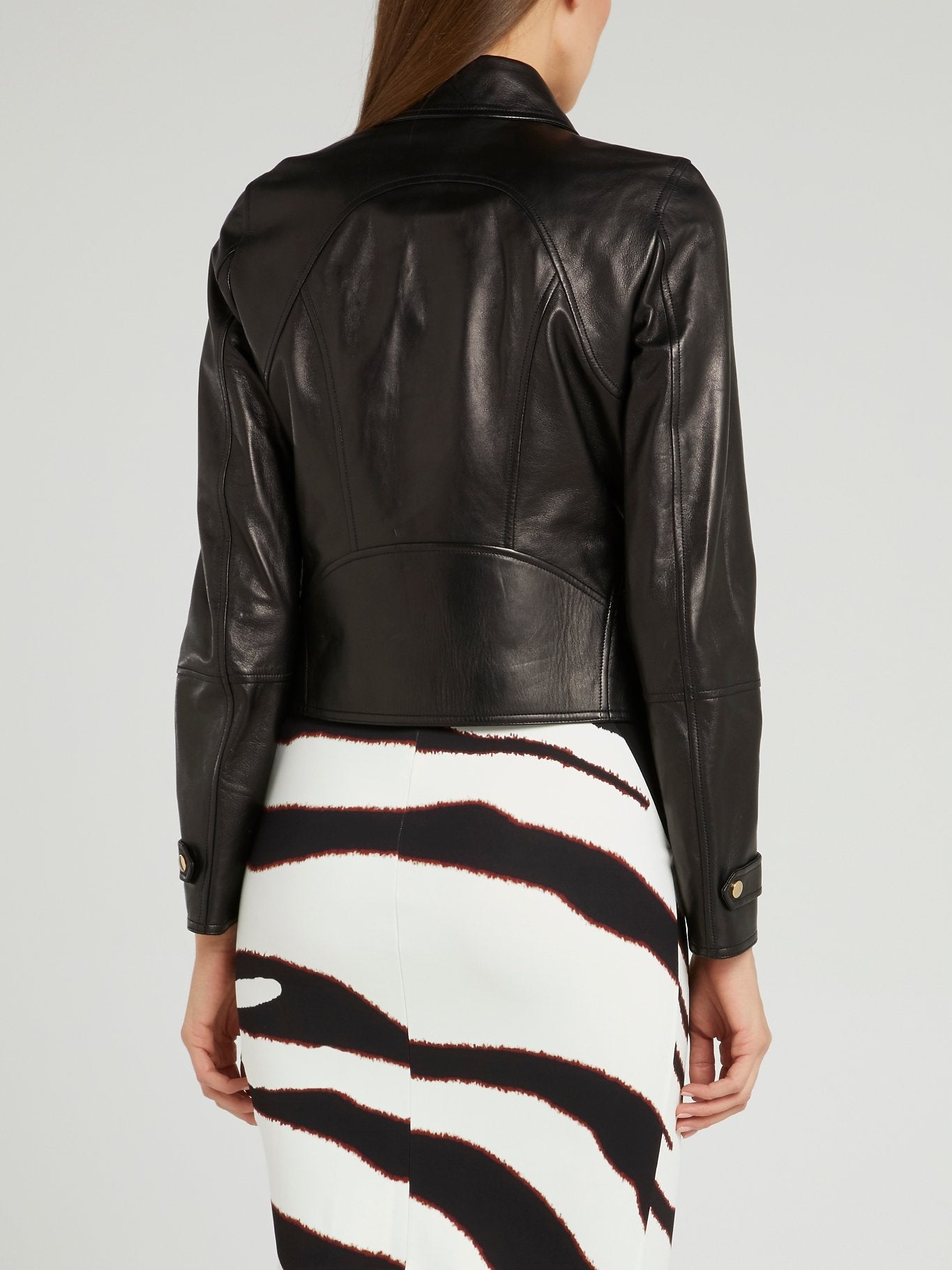 Черная кожаная куртка с широким воротником