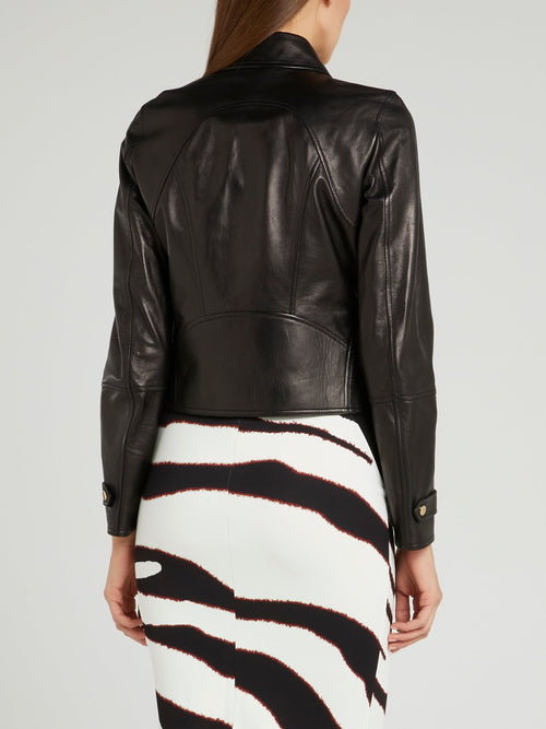 Черная кожаная куртка с широким воротником