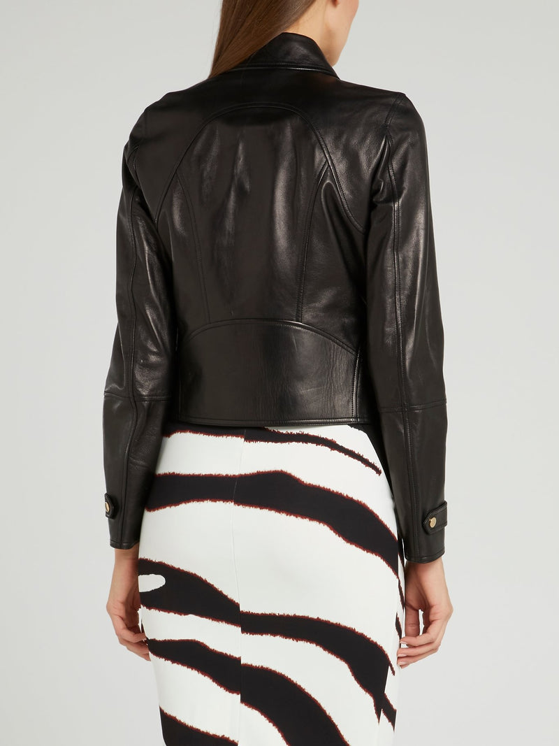 Черная кожаная куртка с широким воротником