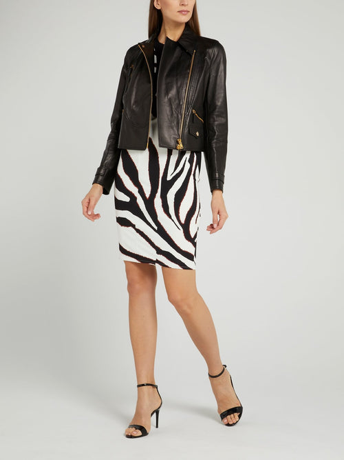 Черная кожаная куртка с широким воротником