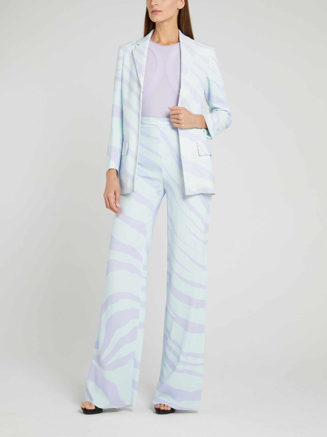 Светло-голубой пиджак с анималистическим принтом