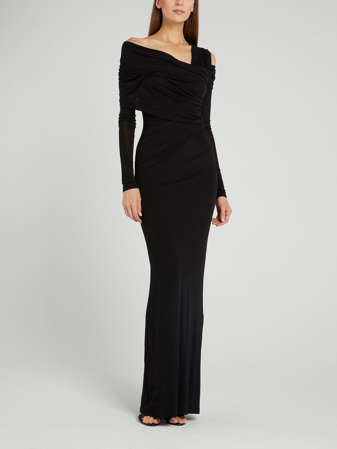 Черное платье-макси с открытыми плечами и оборками