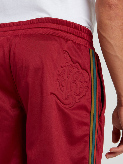 Красные спортивные шорты с лампасами