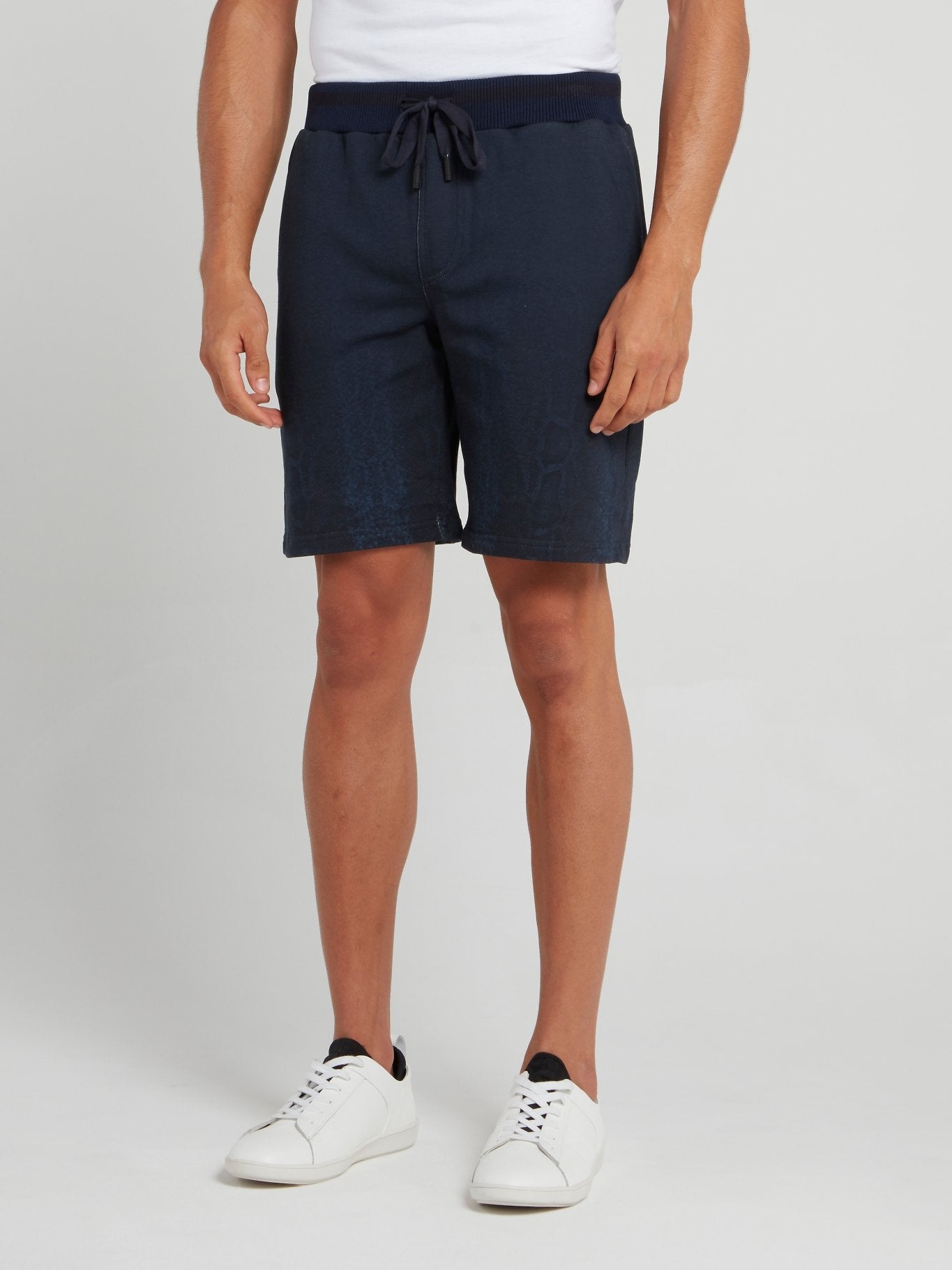 Темно-синие шорты с выцветшим эффектом и змеиным принтом