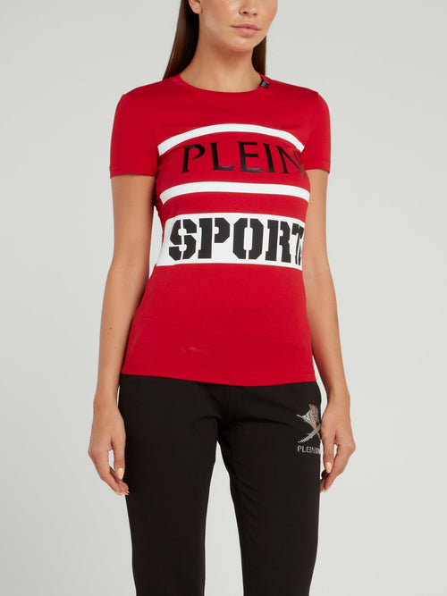 Красная футболка с круглым вырезом и логотипом