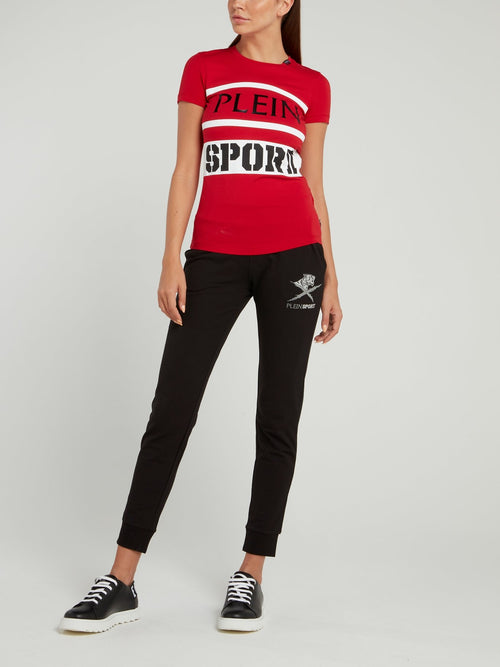 Красная футболка с круглым вырезом и логотипом