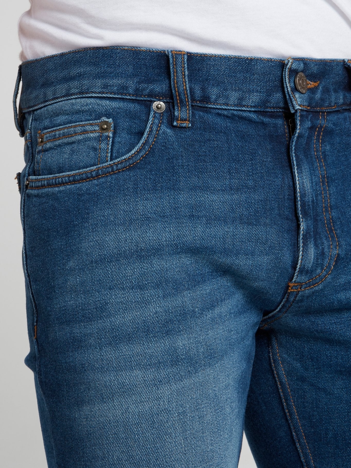 Синие джинсы с изображением змеи