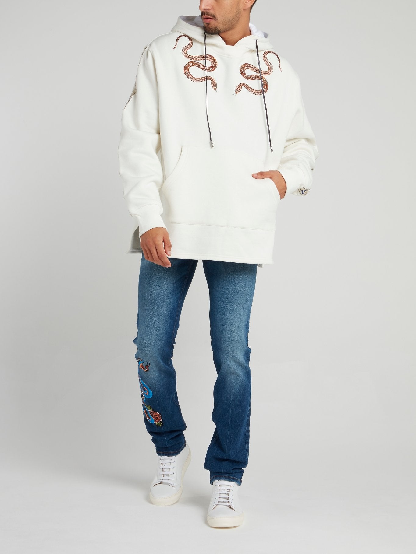 Синие джинсы с изображением змеи