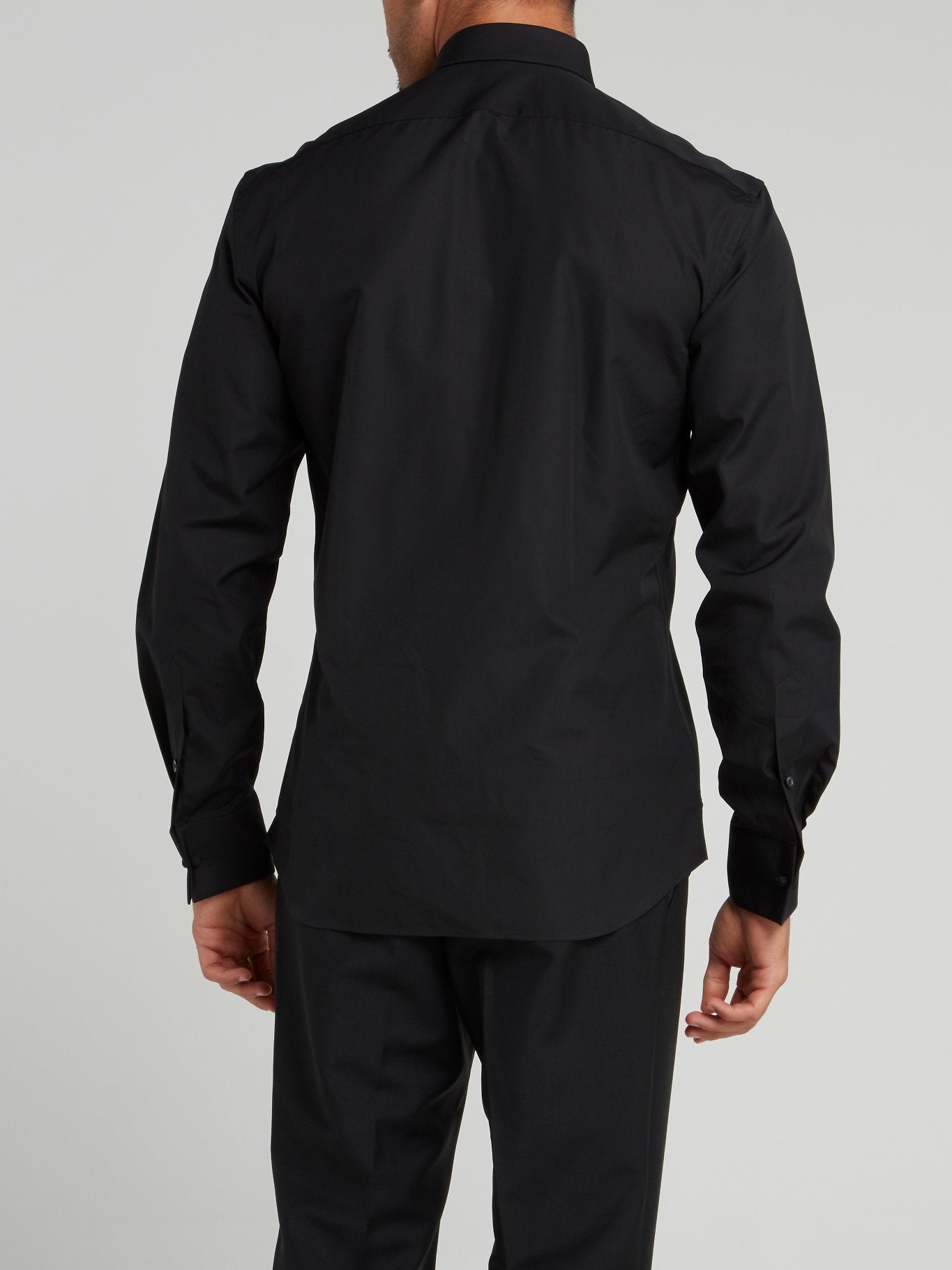 Черная рубашка на пуговицах