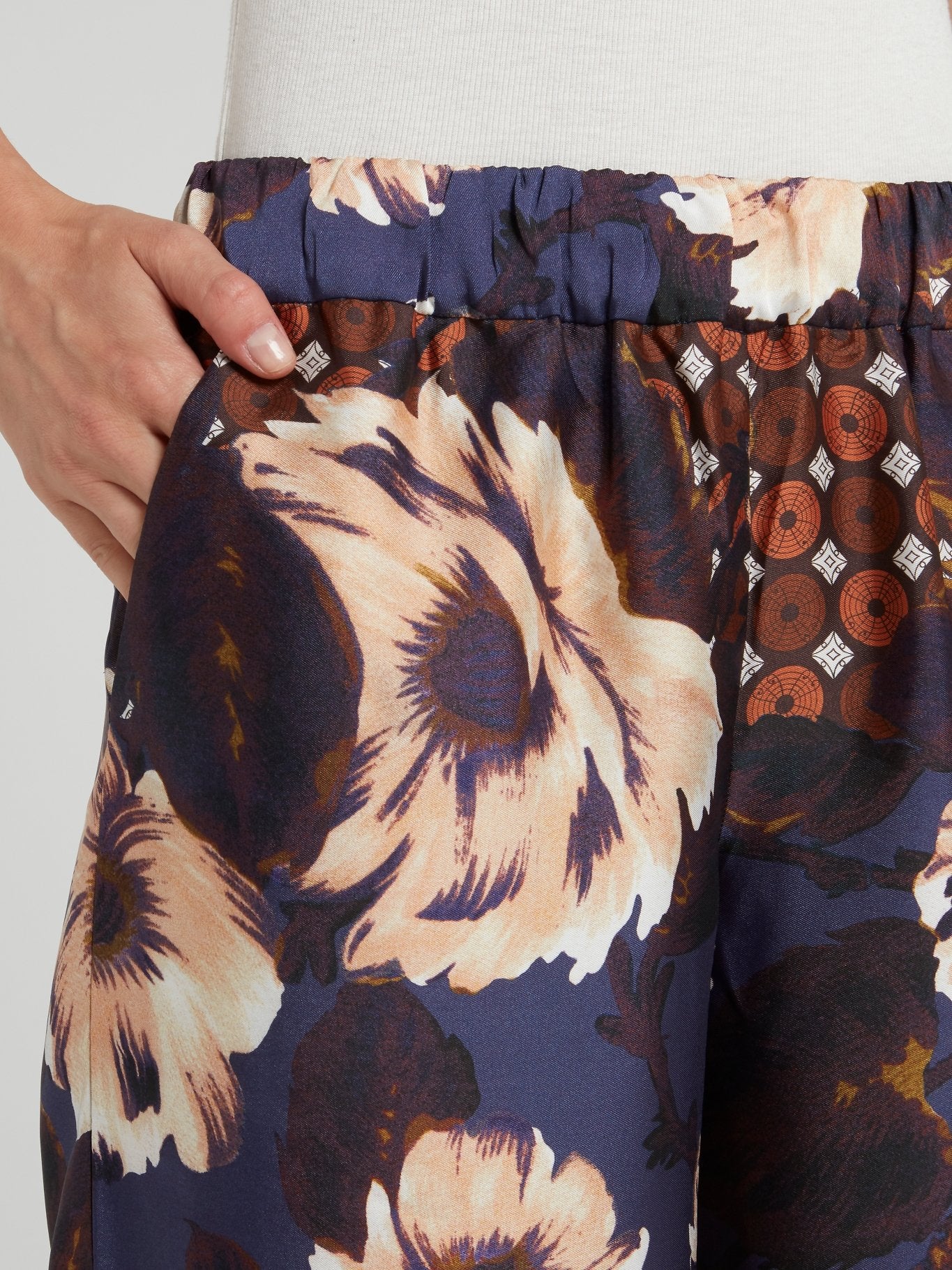 Широкие брюки в горошек с цветочным принтом