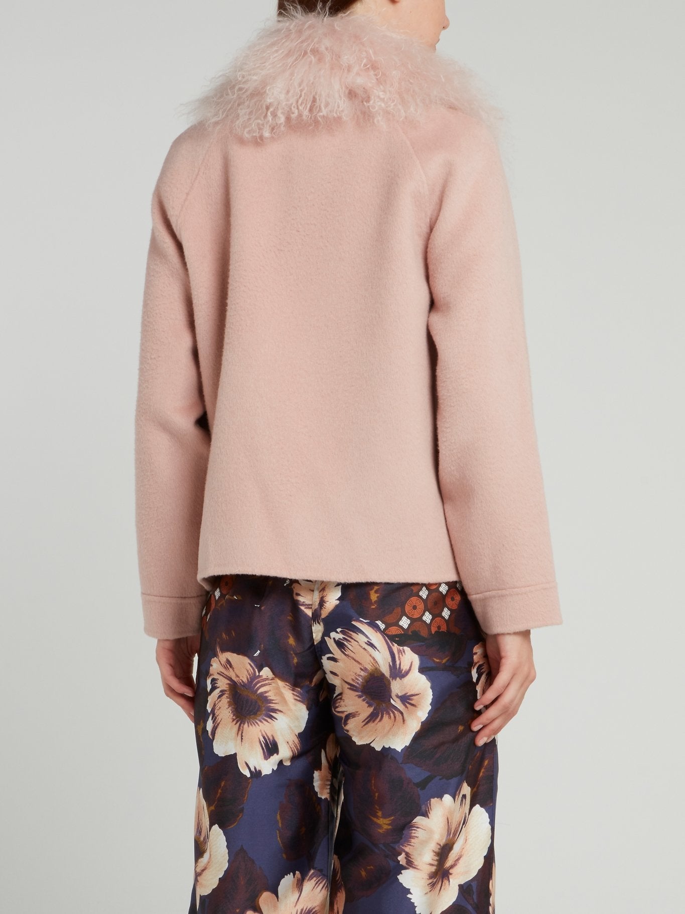 Розовая шерстяная куртка с меховым воротником