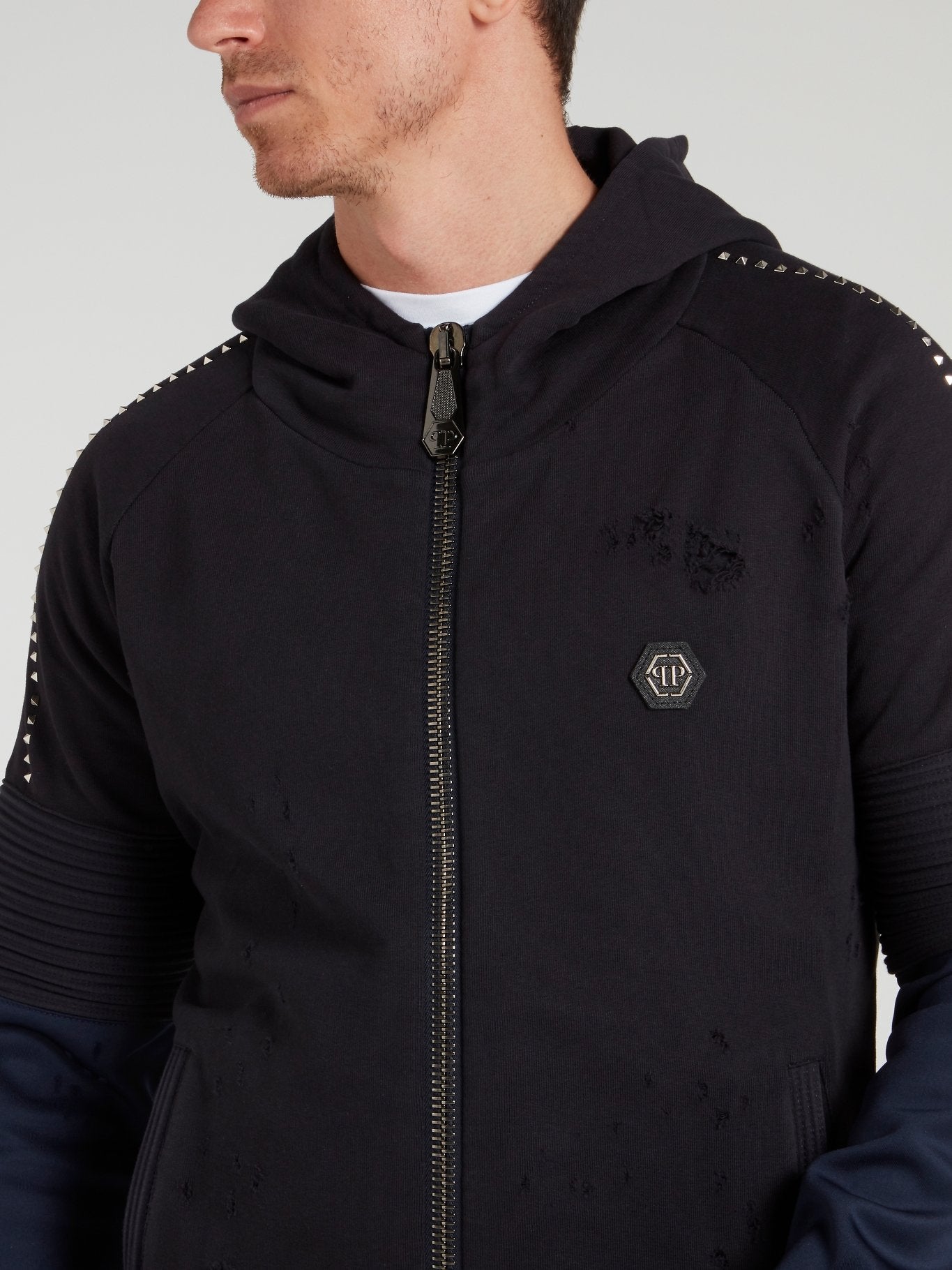 Темно-синяя спортивная куртка с рваной отделкой