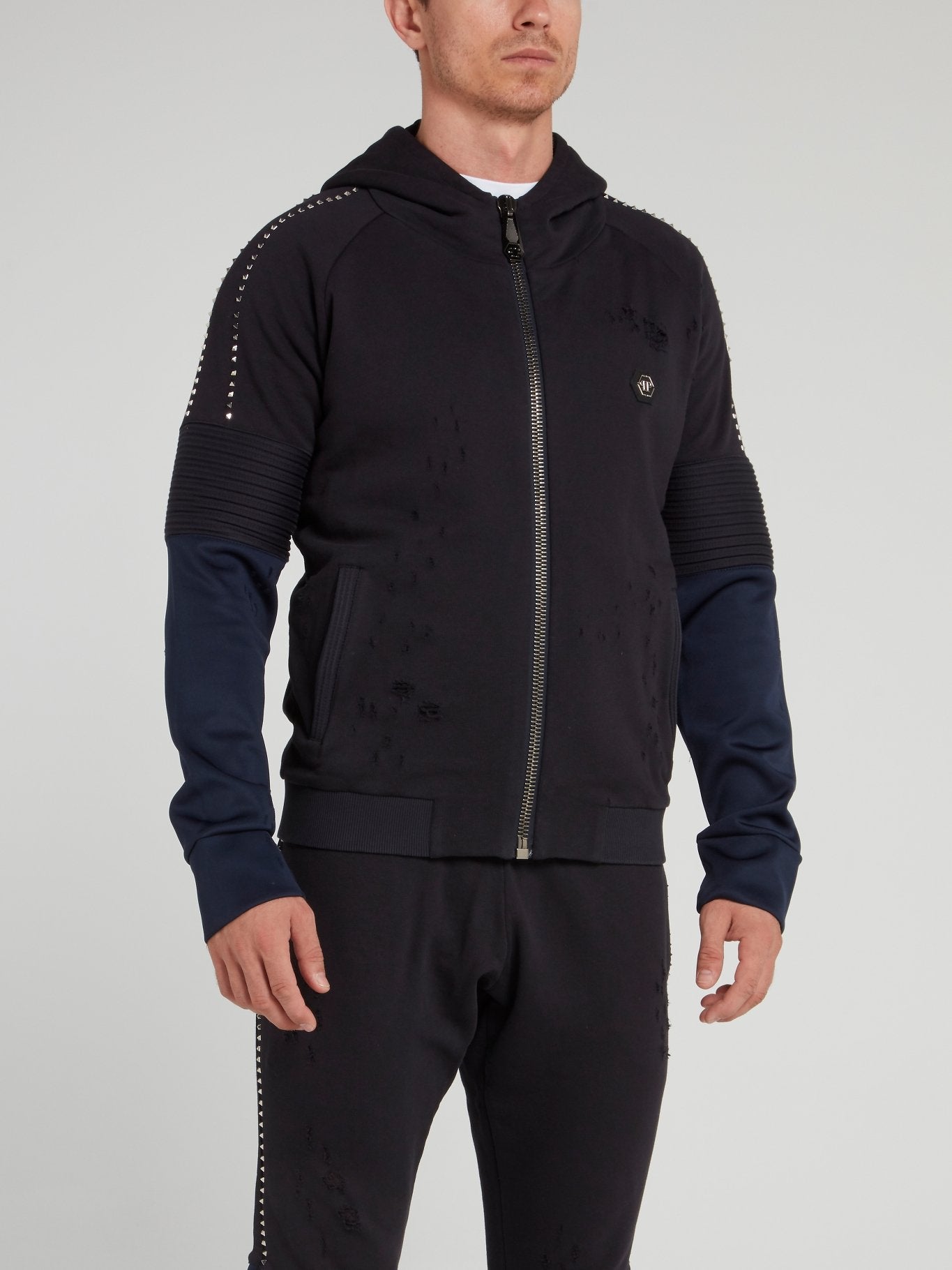 Темно-синяя спортивная куртка с рваной отделкой