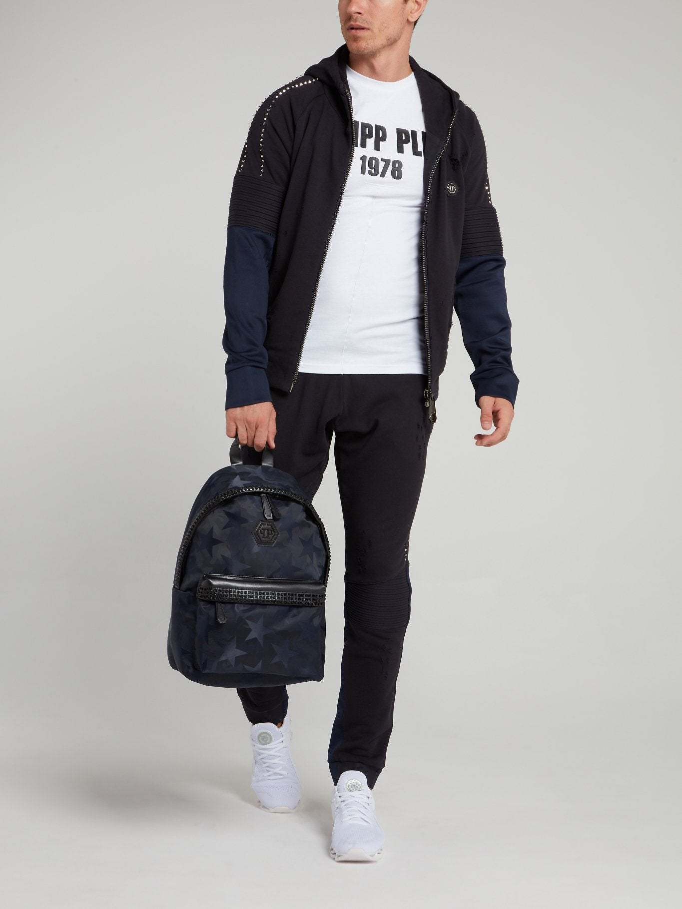 Темно-синяя спортивная куртка с рваной отделкой