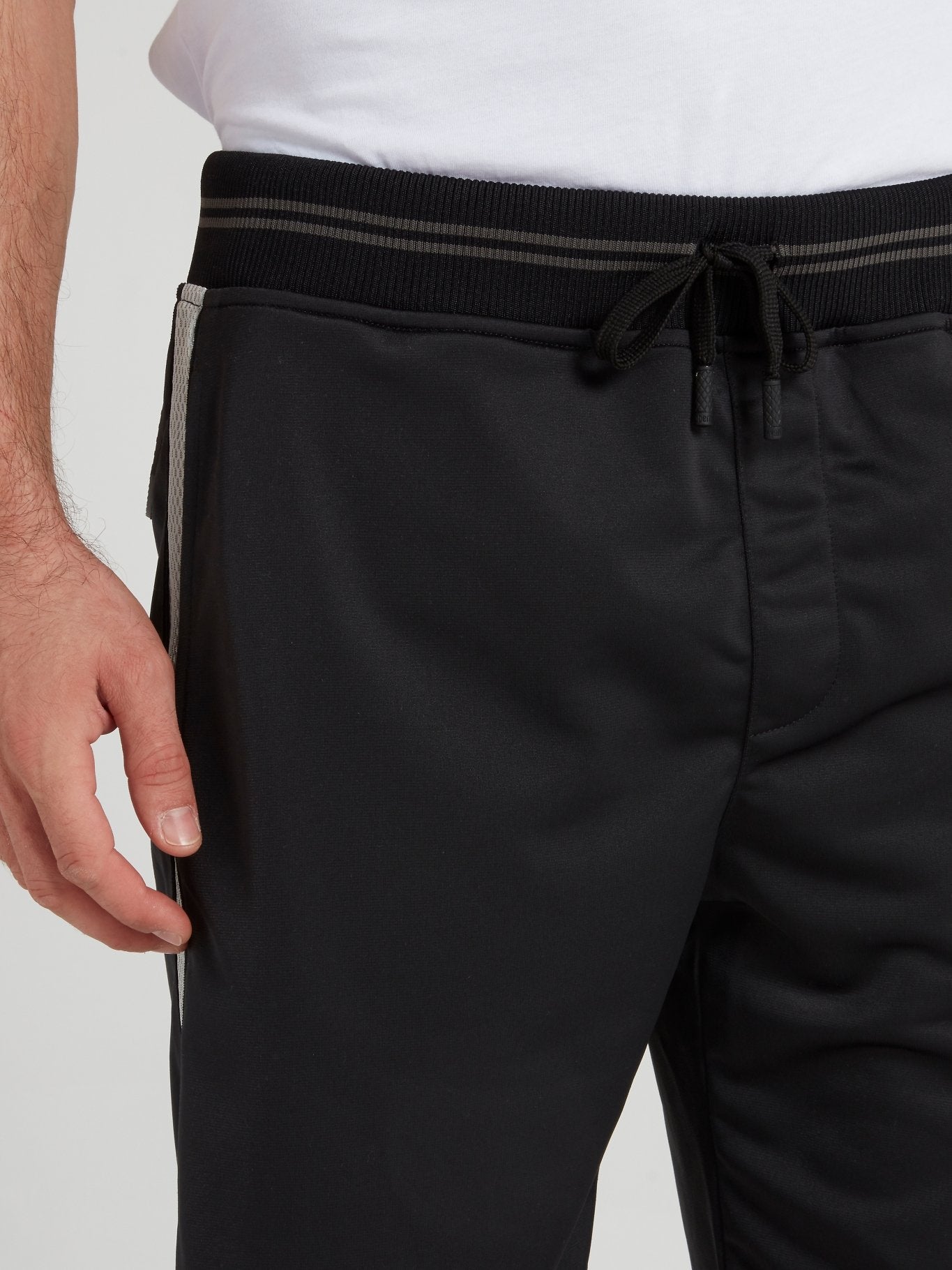 Черные шорты на резинке в полоску